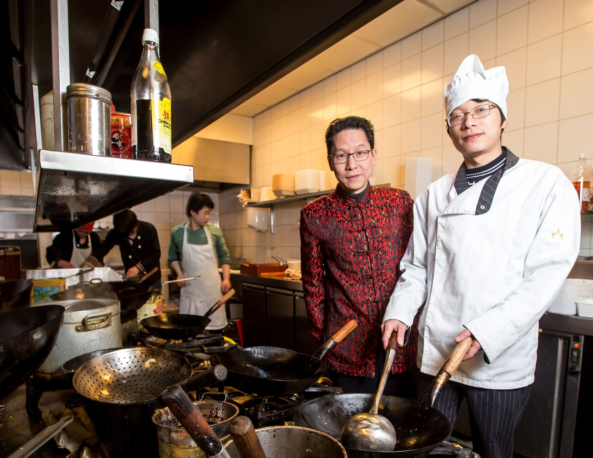 Frank Chan (rood shirt) van de Vereniging Chinese-Aziatische Horeca Ondernemers (VCHO) in de keuken van zijn restaurant Taiwan in Zwolle. Frank Chan (rood shirt) van de Vereniging Chinese-Aziatische Horeca Ondernemers (VCHO) in de keuken van zijn restaurant Taiwan in Zwolle. Foto: Frans Paalman