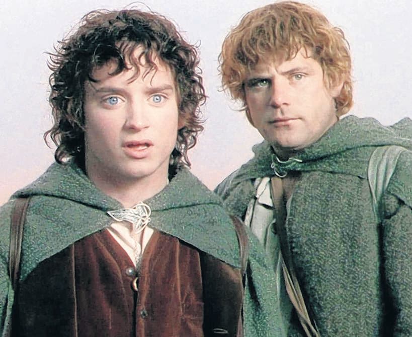 Hobbits Frodo Baggins (links) en Samwise Gamgee in kleding die werd gemaakt met een Lochems weefgetouw. Beeld: Archief/MAM. Archief/MAM. Hobbits Frodo Baggins (links) en Samwise Gamgee in kleding die werd gemaakt met een Lochems weefgetouw.