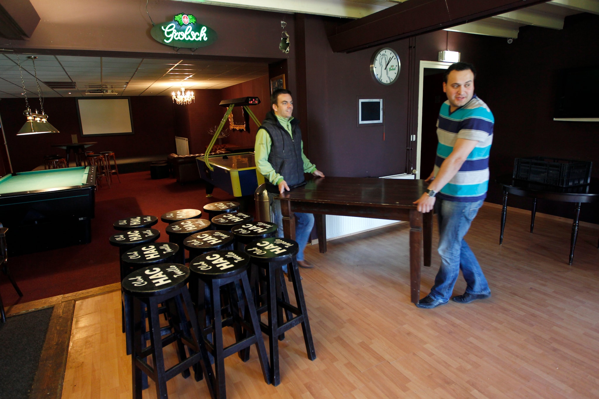 Ayhan Sahin rechts en Hans Bosch halen na sluiting in 2010 Club Hac leeg. Ayhan Sahin rechts en Hans Bosch halen na sluiting in 2010 Club Hac leeg. Foto: Ab Hakenboom