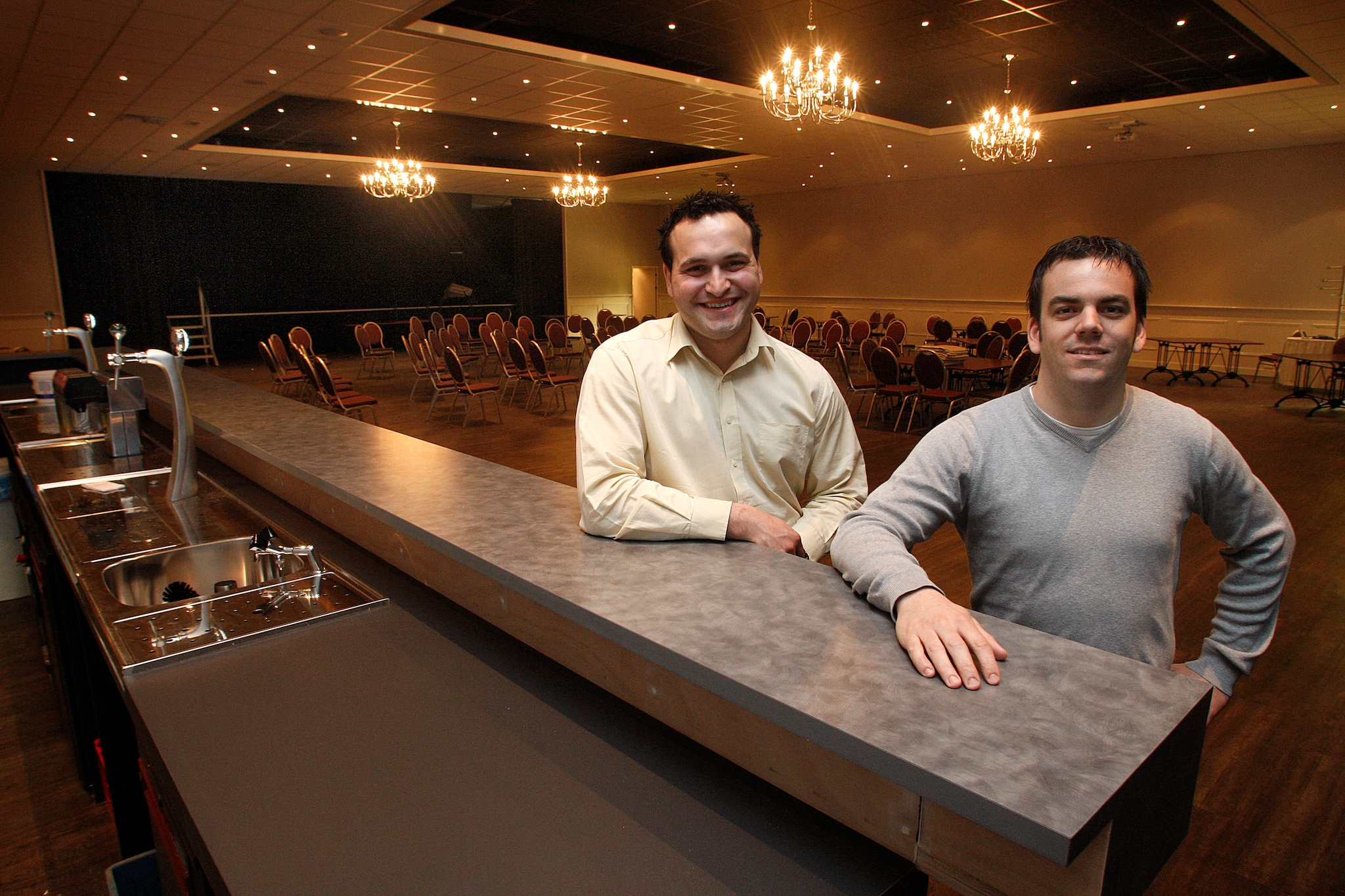 Ayhan Sahin en Hans Bosch, als eigenaren van de Nieuwe Zweep in Klarenbeek. Ayhan Sahin en Hans Bosch, als eigenaren van de Nieuwe Zweep in Klarenbeek. Foto: Cees Baars