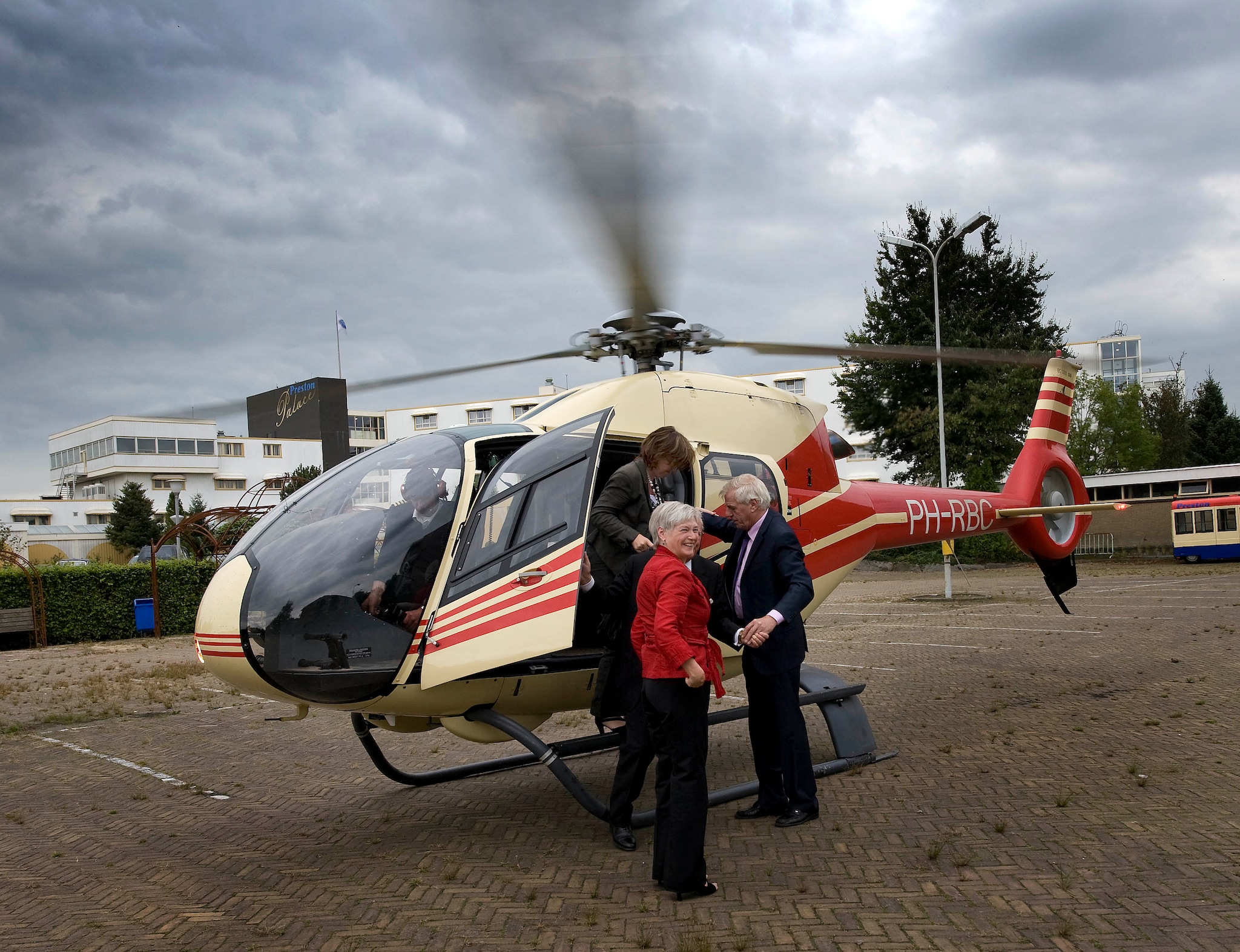 Toenmalig minister Maria van der Hoeven maakt met Hennie van der Most een rondvlucht in zijn heli. Wouter Borre
