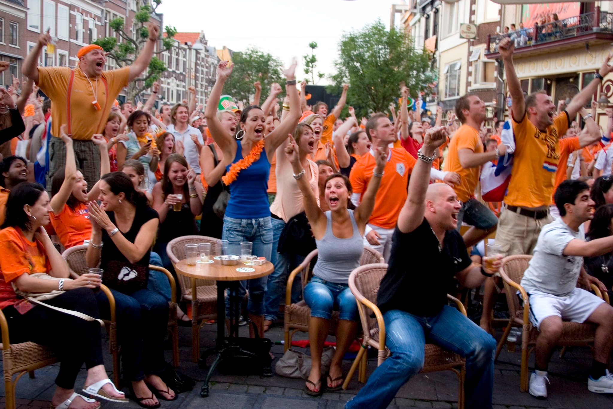 Oranjefans tijdens een eerder groot toernooi op een terras in de binnenstad van Nijmegen. Leo IJsvelt/De Gelderlander