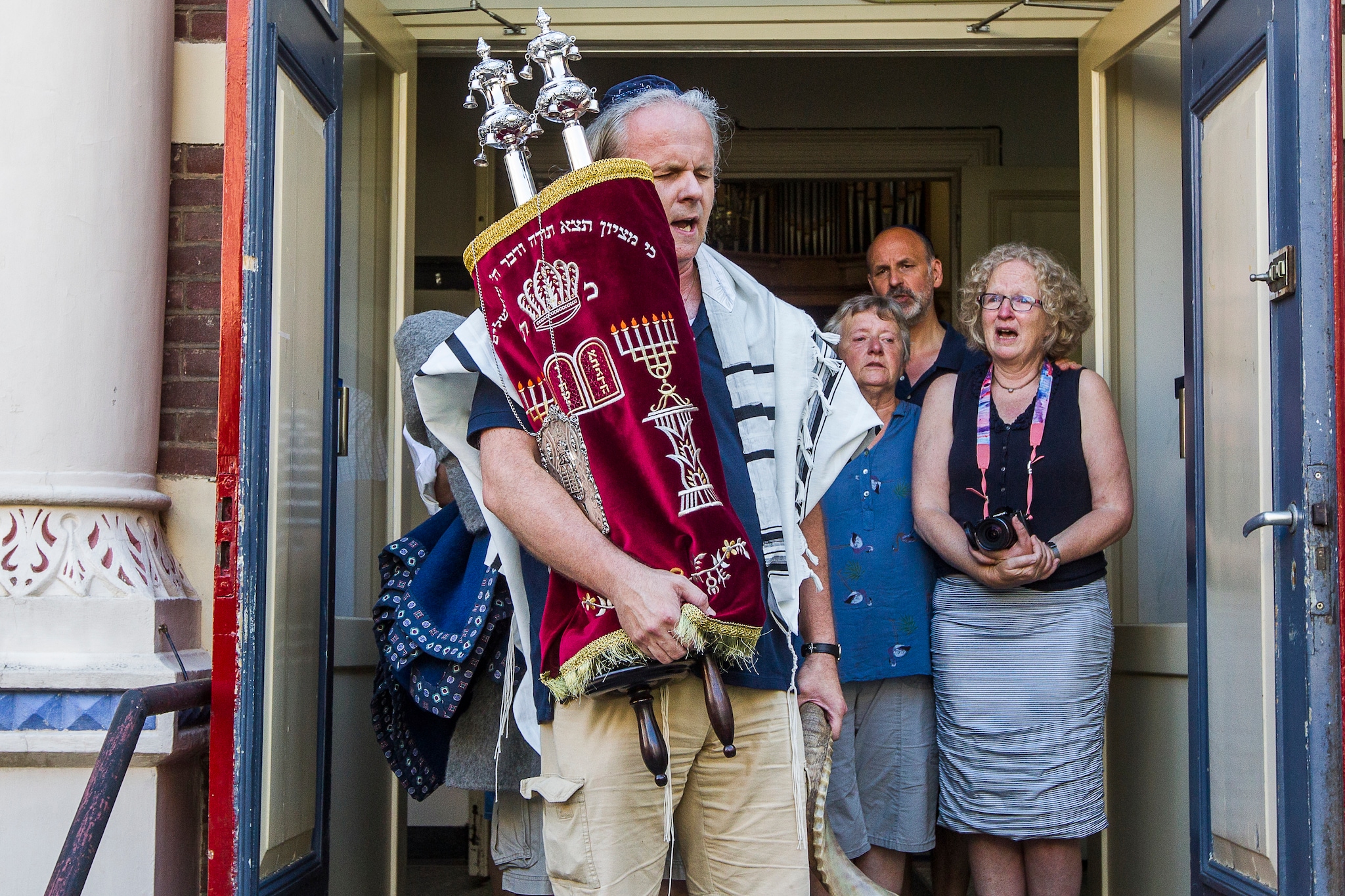 De Thorarollen worden in 2018 met veel emotie uit de synagoge in Deventer verhuisd. De Thorarollen worden in 2018 met veel emotie uit de synagoge in Deventer verhuisd. Foto: Ronald Hissink