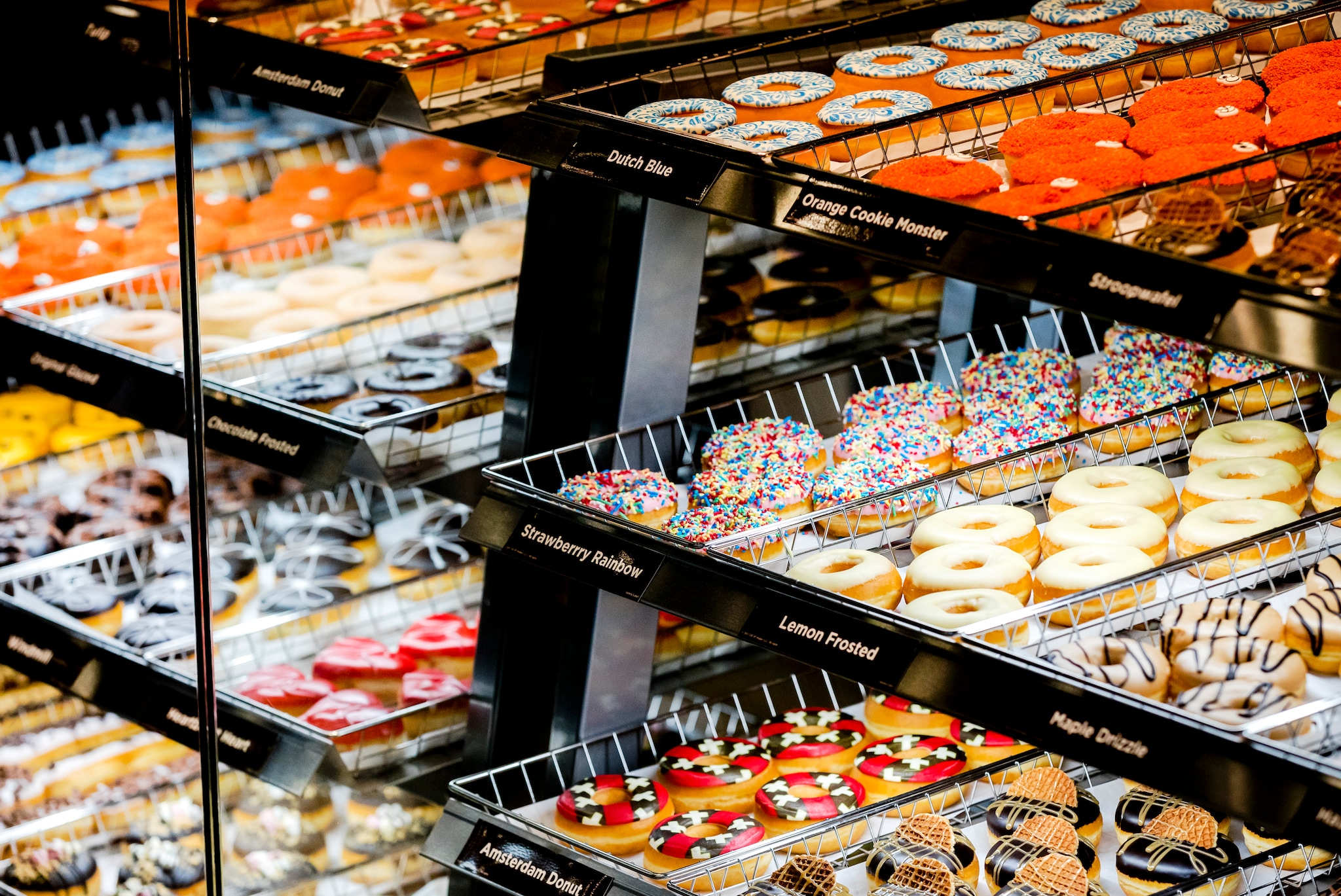 Donuts in de vitrine voorafgaand aan de opening van de eerste nieuwe vestiging van Dunkin' Donuts in Nederland. Donuts in de vitrine voorafgaand aan de opening van de eerste nieuwe vestiging van Dunkin’ Donuts in Nederland.  Foto: ANP