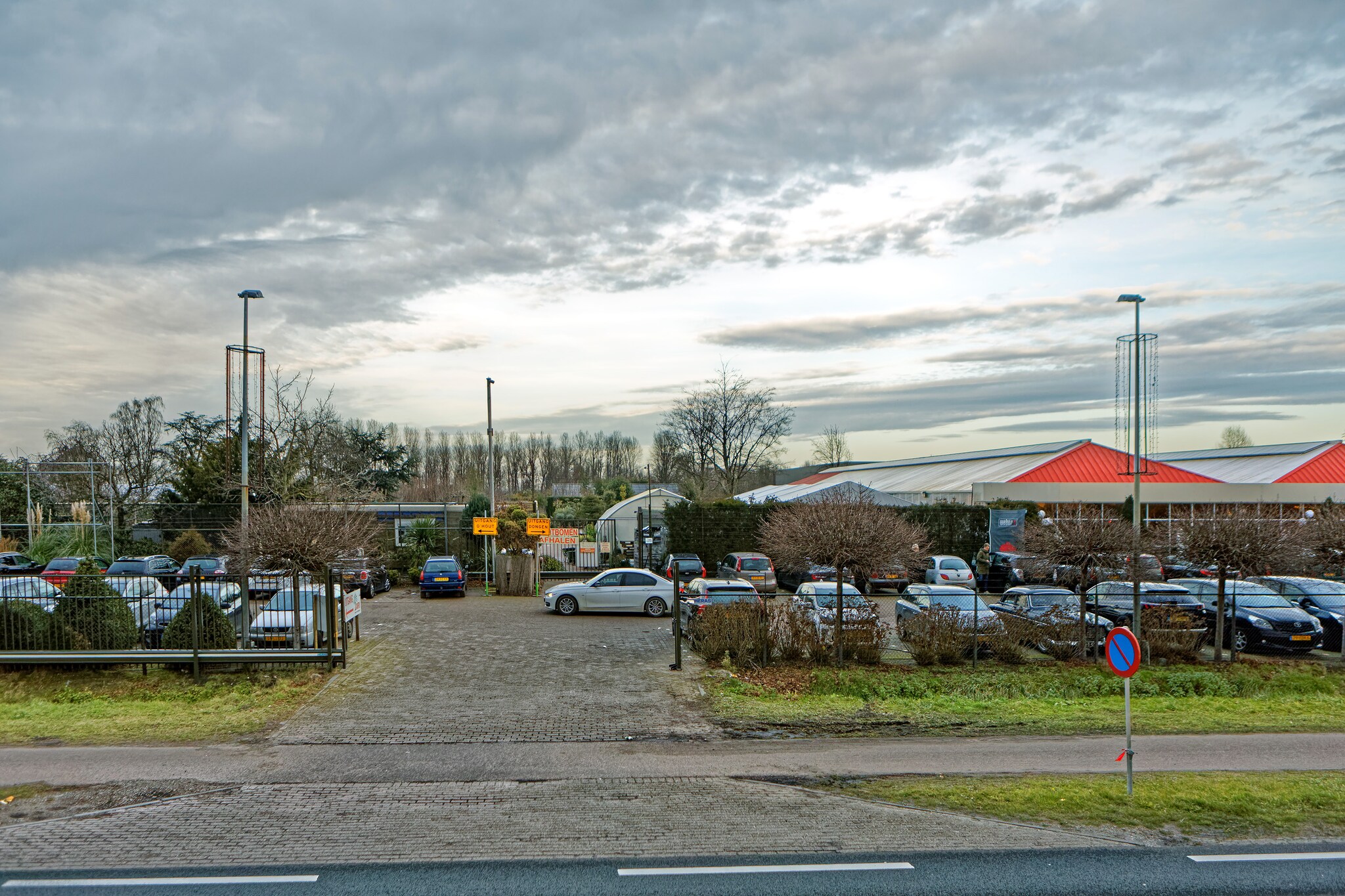 Het terrein van AVRI Bloem- en Tuincentrum. Het terrein van AVRI Bloem- en Tuincentrum. Foto: Pix4Profs / Johan Wouters