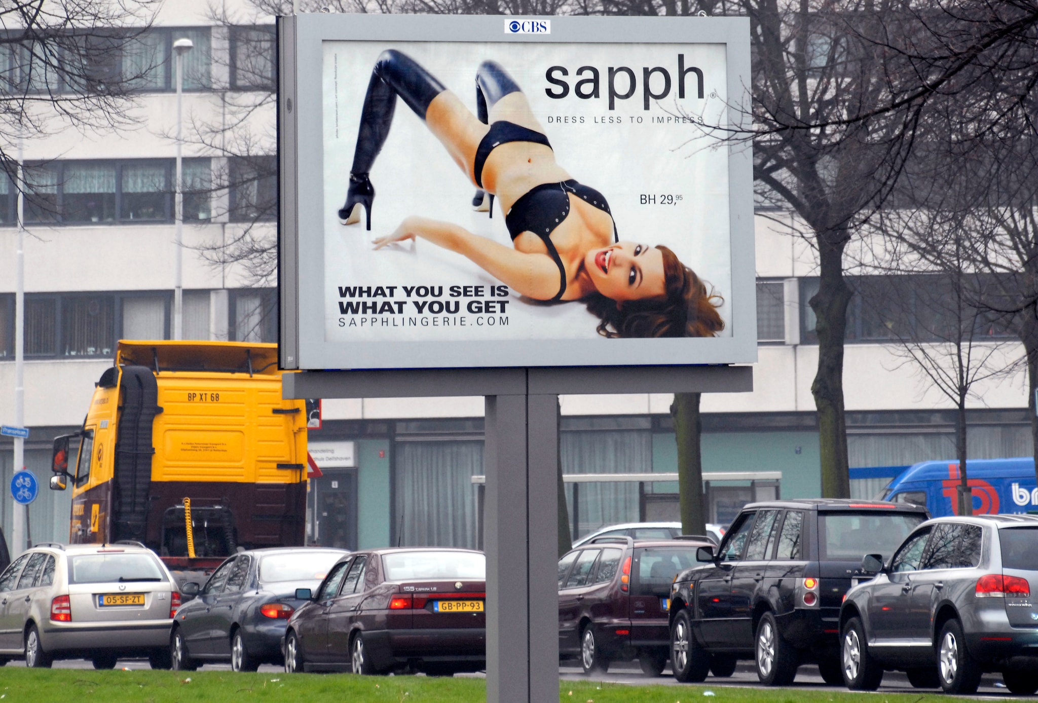 De enorme billboards van Sapph vielen op in het straatbeeld en leidden zelfs tot protest van christelijke politieke partijen. De enorme billboards van Sapph vielen op in het straatbeeld Foto: Peter Hilz
