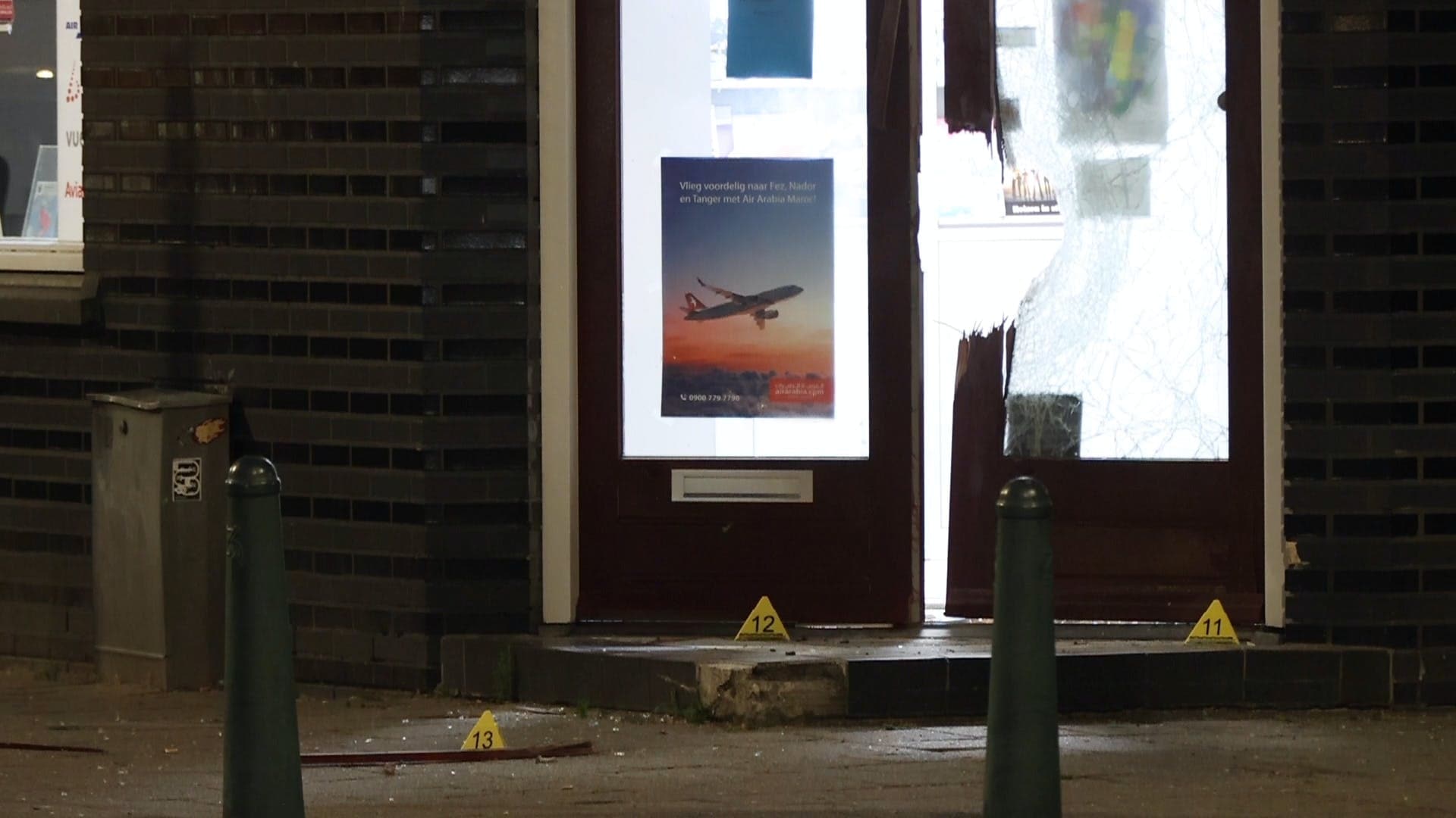 Geregeld zijn ondernemers het slachtoffer van explosies, zoals hier bij een reisbureau. Geregeld zijn ondernemers het slachtoffer van explosies, zoals hier bij een reisbureau. videostill