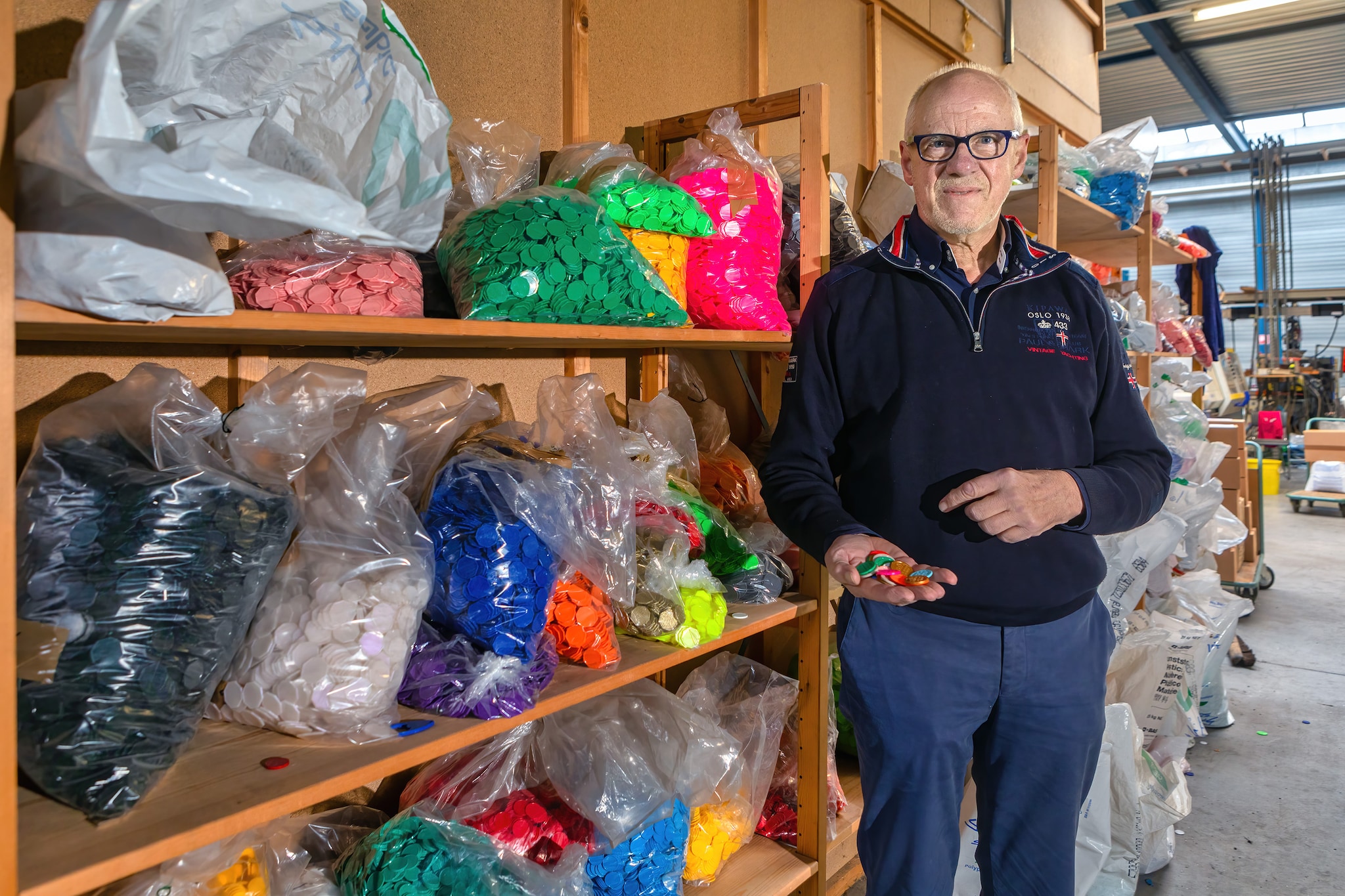 Penningmeester Ton Overeem toont de leutpenningen die de afgelopen jaren bij het carnaval in Breda gebruikt werden. Penningmeester Ton Overeem toont de leutpenningen die de afgelopen jaren bij het carnaval in Breda gebruikt werden. Foto: Pix4Profs / Johan Wouters