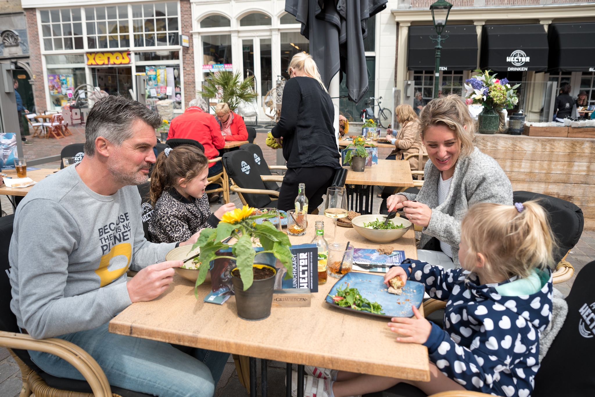 Een familie geniet van een lunch samen op het Havenplein in Zierikzee. Sandra Schimmelpennink
