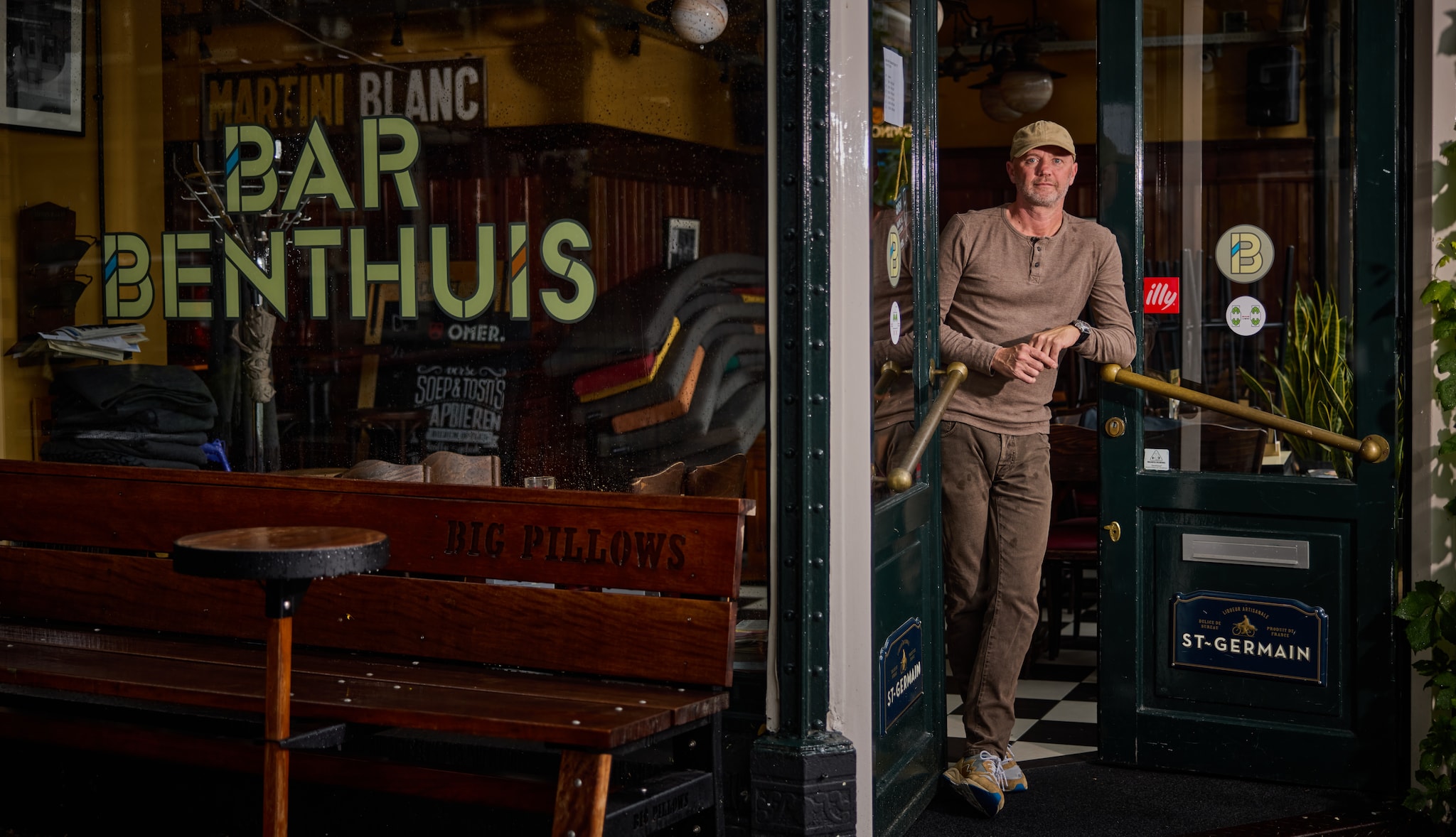 Danny Nederstigt, voor de ingang van zijn café Bar Benthuis: ,,Ik heb mijn huis moeten verkopen.” Jan de Groen
