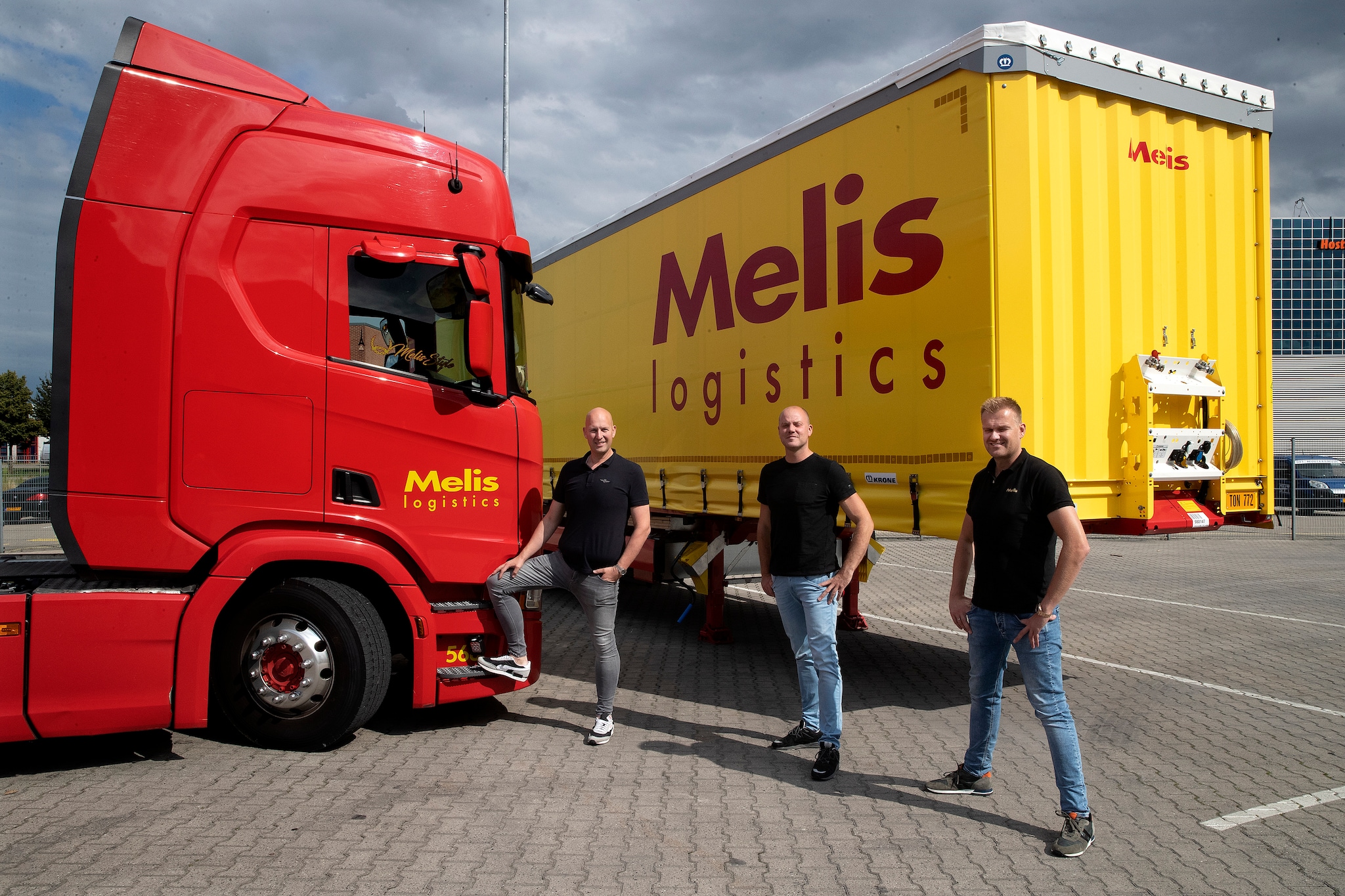 Nick Broekhuysen (midden) met twee collega’s van Melis Logistics. Foto: theo kock persfotografie