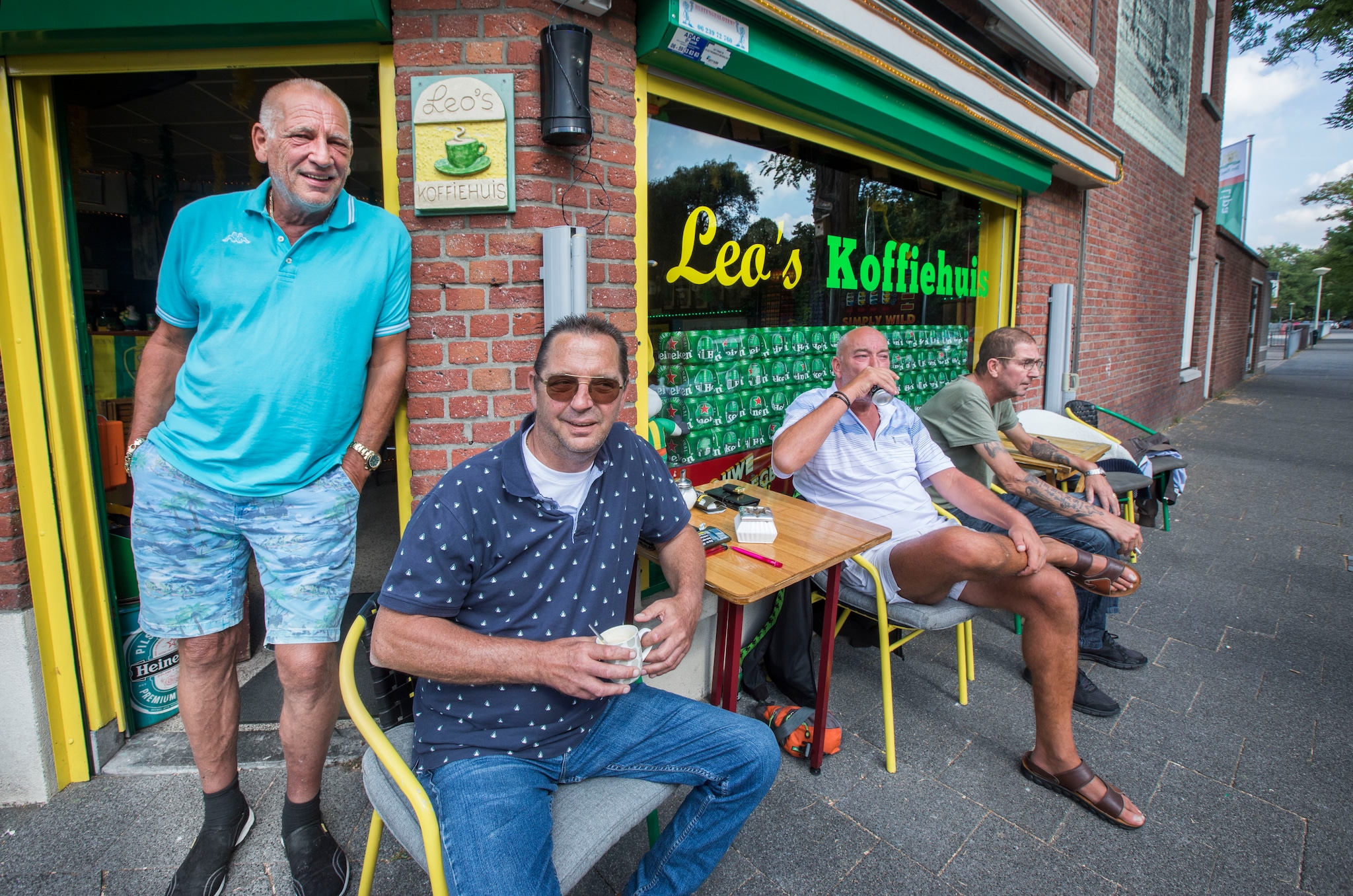 Gasten nemen een bakkie bij Leo's Koffiehuis. Het terrasn bij Leo's Koffiehuis. Foto: Frank Jansen