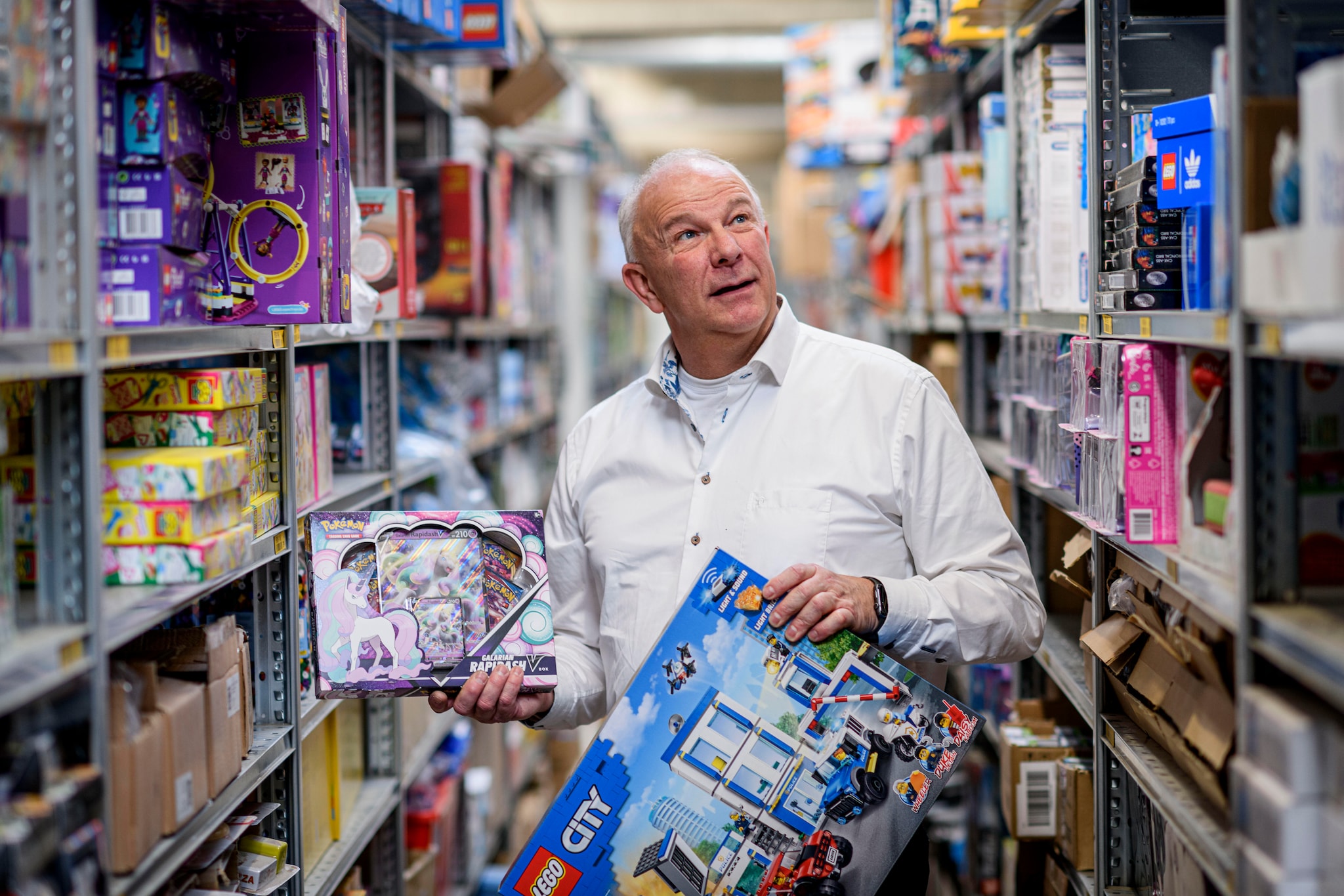 Verkoopdirecteur Hans Hummelink van Otto Simon tussen het speelgoed in zijn groothandel in Almelo. Verkoopdirecteur Hans Hummelink van Otto Simon tussen het speelgoed in zijn groothandel in Almelo. Foto: Emiel Muijderman