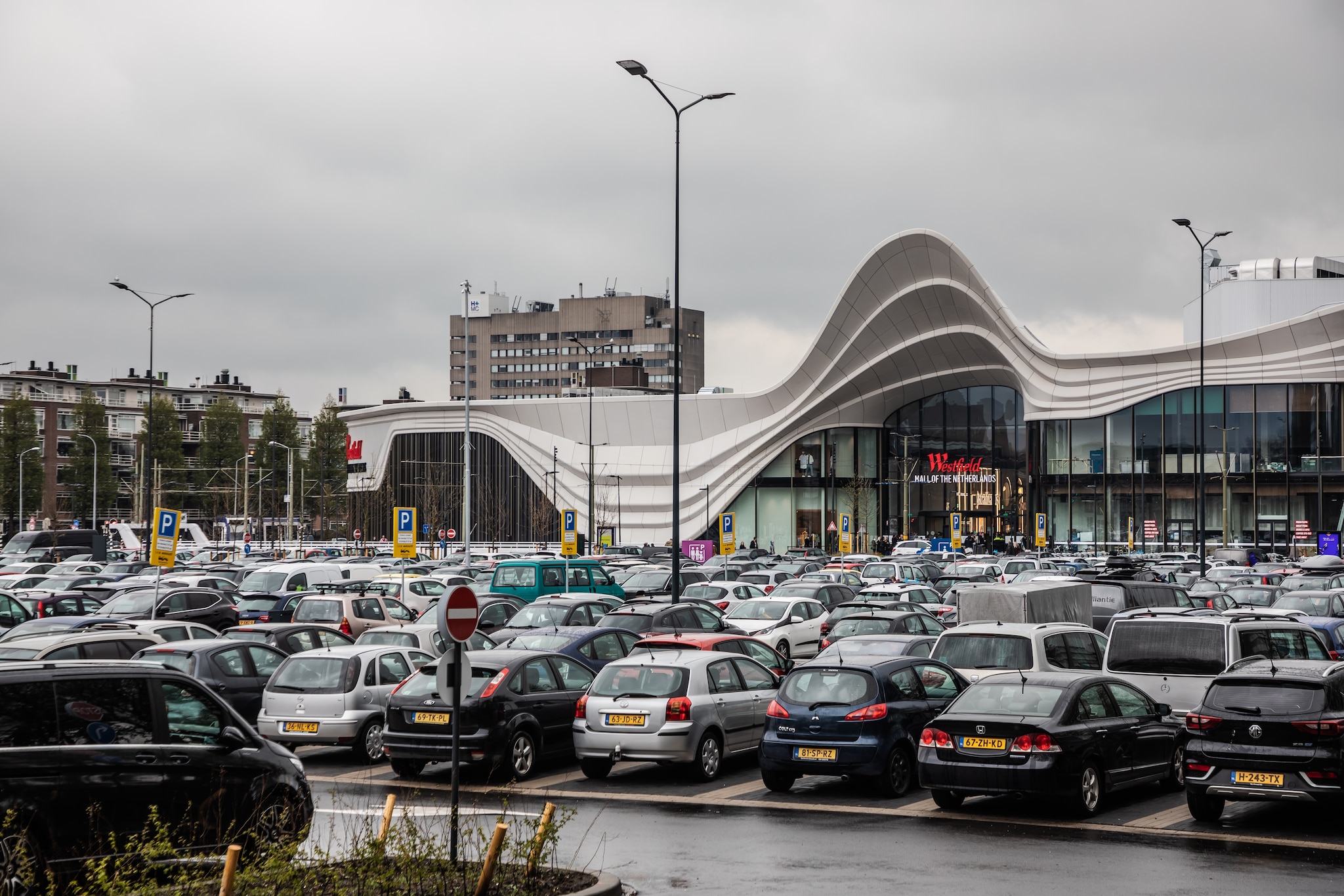 Drukte bij het winkelcentrum Mall of the Netherlands in Leidschendam. Drukte bij het winkelcentrum Mall of the Netherlands in Leidschendam. Foto: AD/Regio15.
