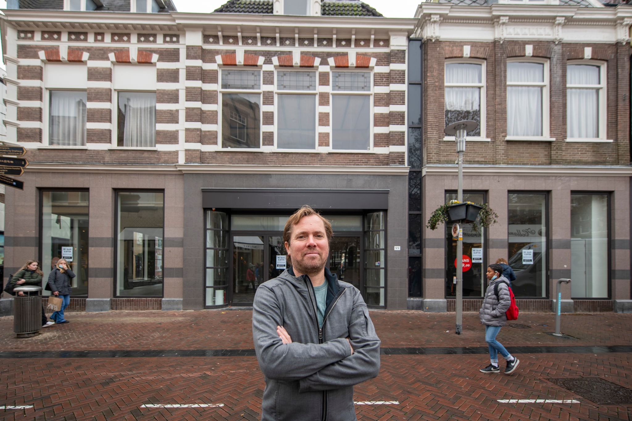 Harmen van der Meulen voor het pand aan de Hoofdstraat waarin hij een pilotstore opent. Maarten Sprangh