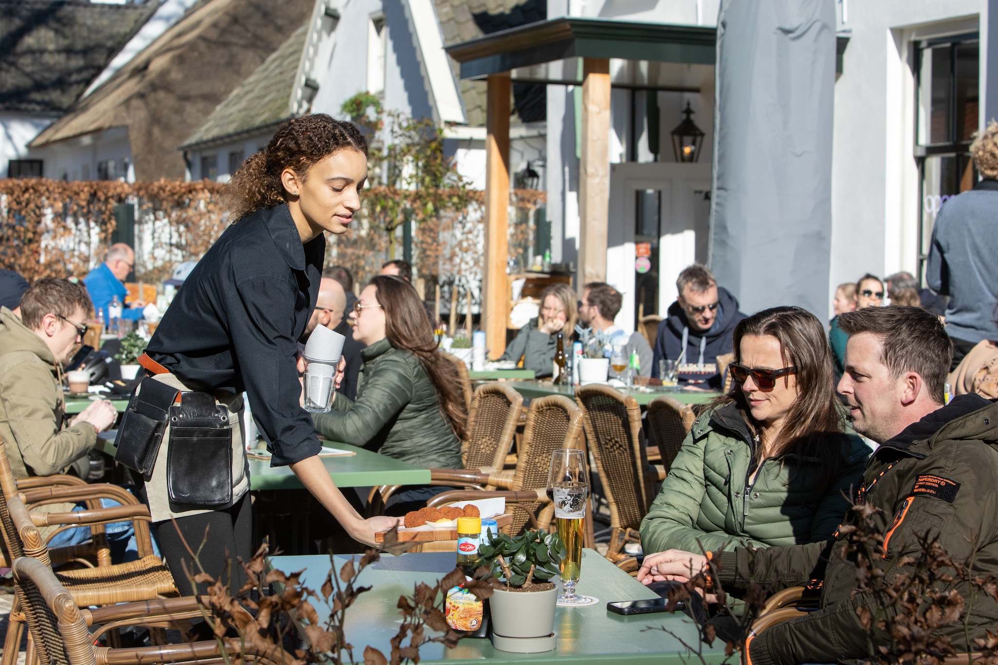 Foto ter illustratie: ook in de winter zitten mensen op het terras. Caspar Huurdeman