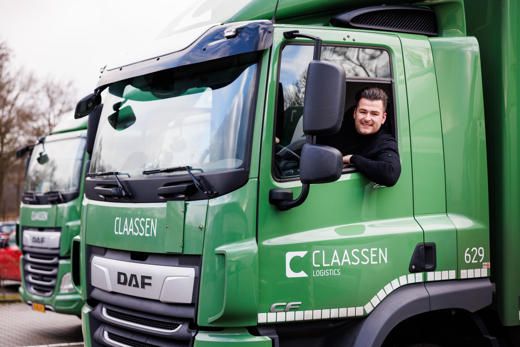 Huib Claassen in een van zijn wagens. Foto: Pix4Profs / Jules van Iperen