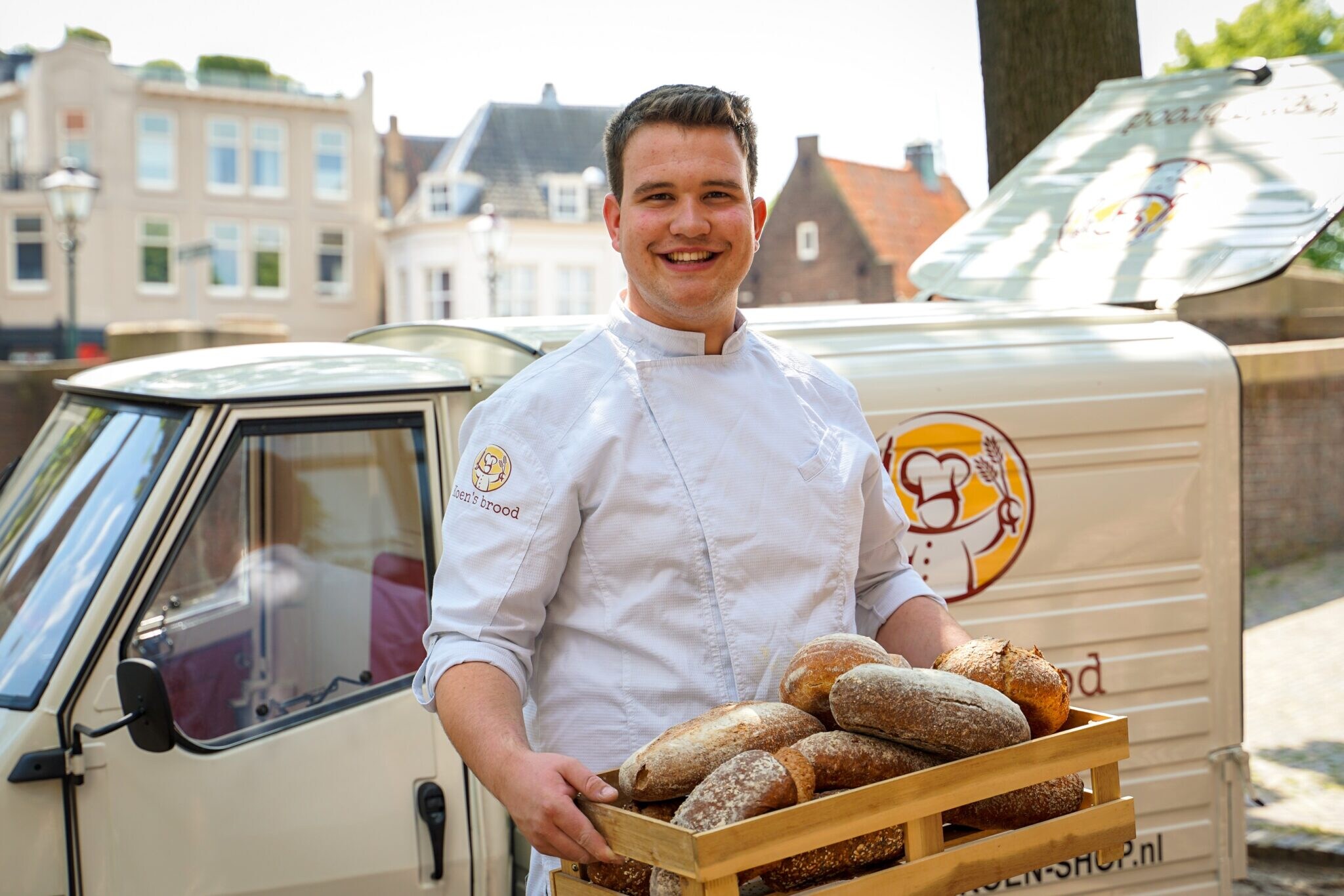 Koen bezorgt broodjes in Dordrecht met een tuktuk. Koen bezorgt broodjes in Dordrecht met een tuktuk. Foto: Loes van Zanten