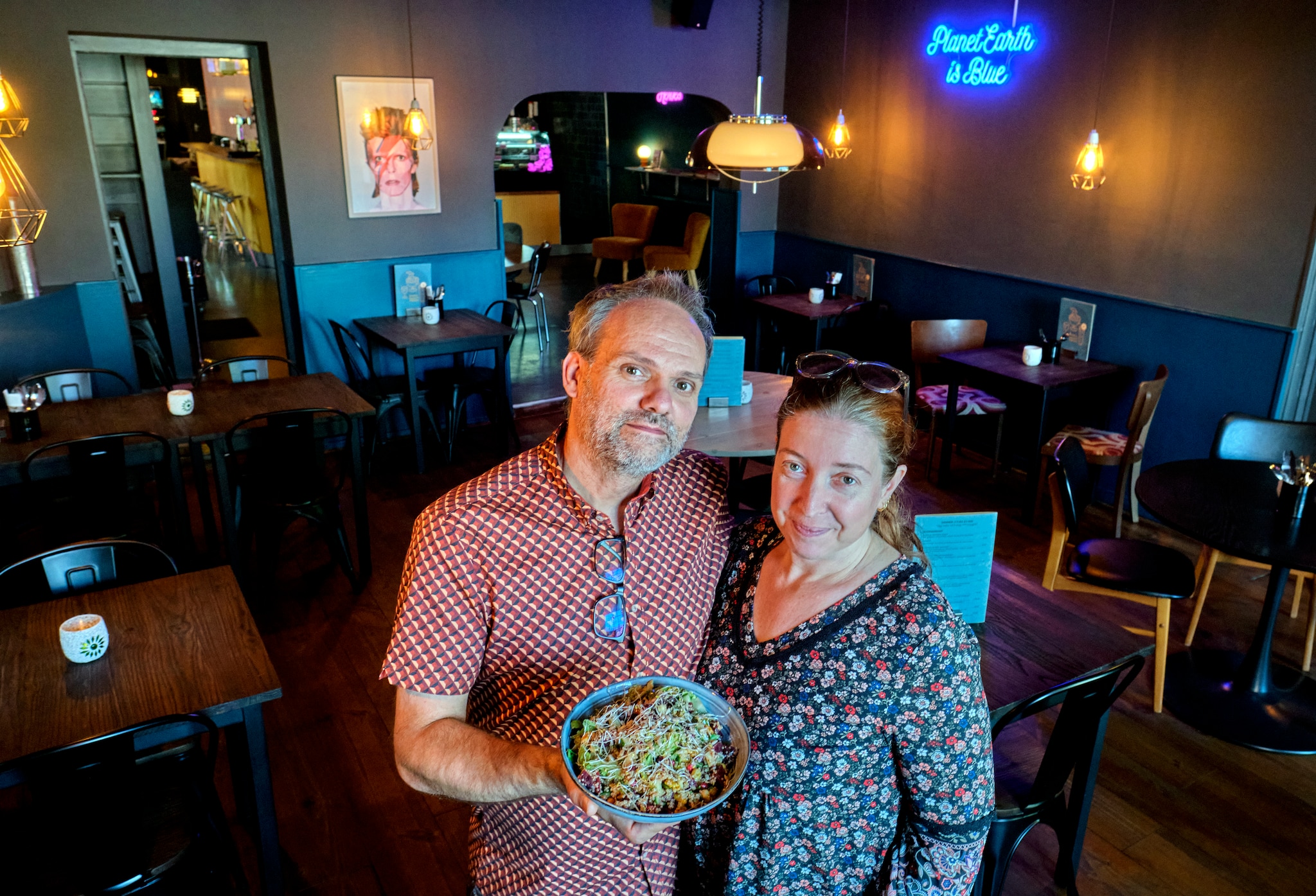 Tim van der Holst en Danielle Vol-van der Holst in hun zaak Rebel Rebel in 2022, het openingsjaar. Nu stoppen ze ermee. Tim van der Holst en Danielle Vol-van der Holst in hun zaak Rebel Rebel in 2022, het openingsjaar. Nu stoppen ze ermee. Foto: Victor van Breukelen