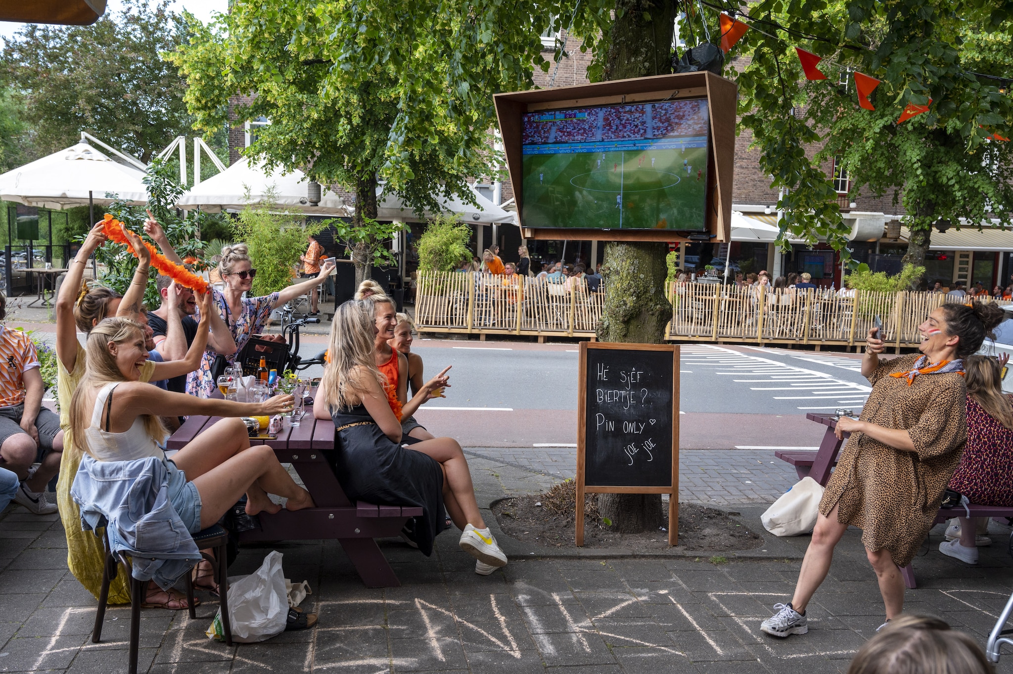 Voetbalwedstrijden uitzenden op het terras kost - afhankelijk van het aantal kijkers - honderden of zelfs duizenden euro’s. ANP /  ANP
