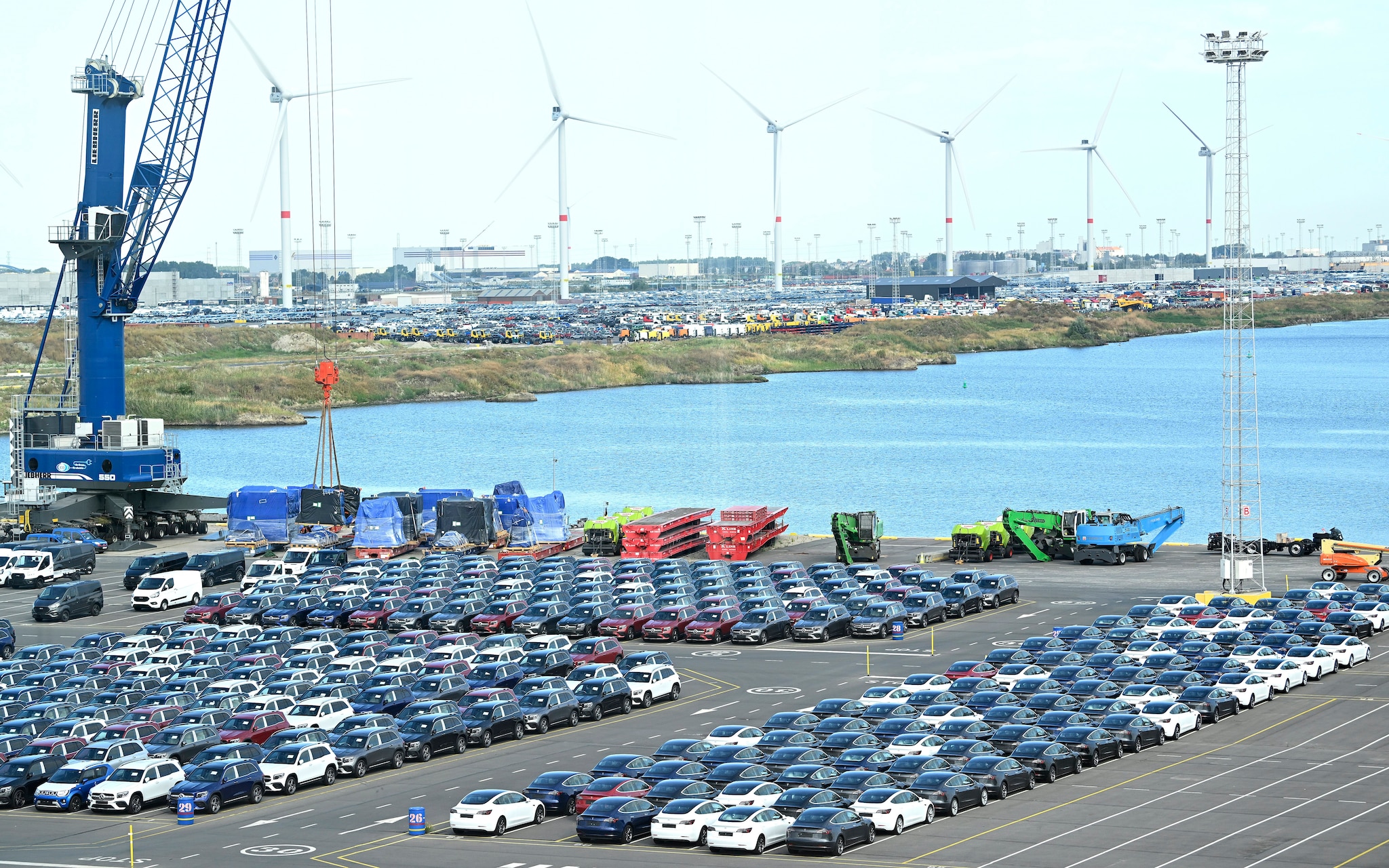 Zeebrugge, de grootste autoterminal van Europa. Photo News