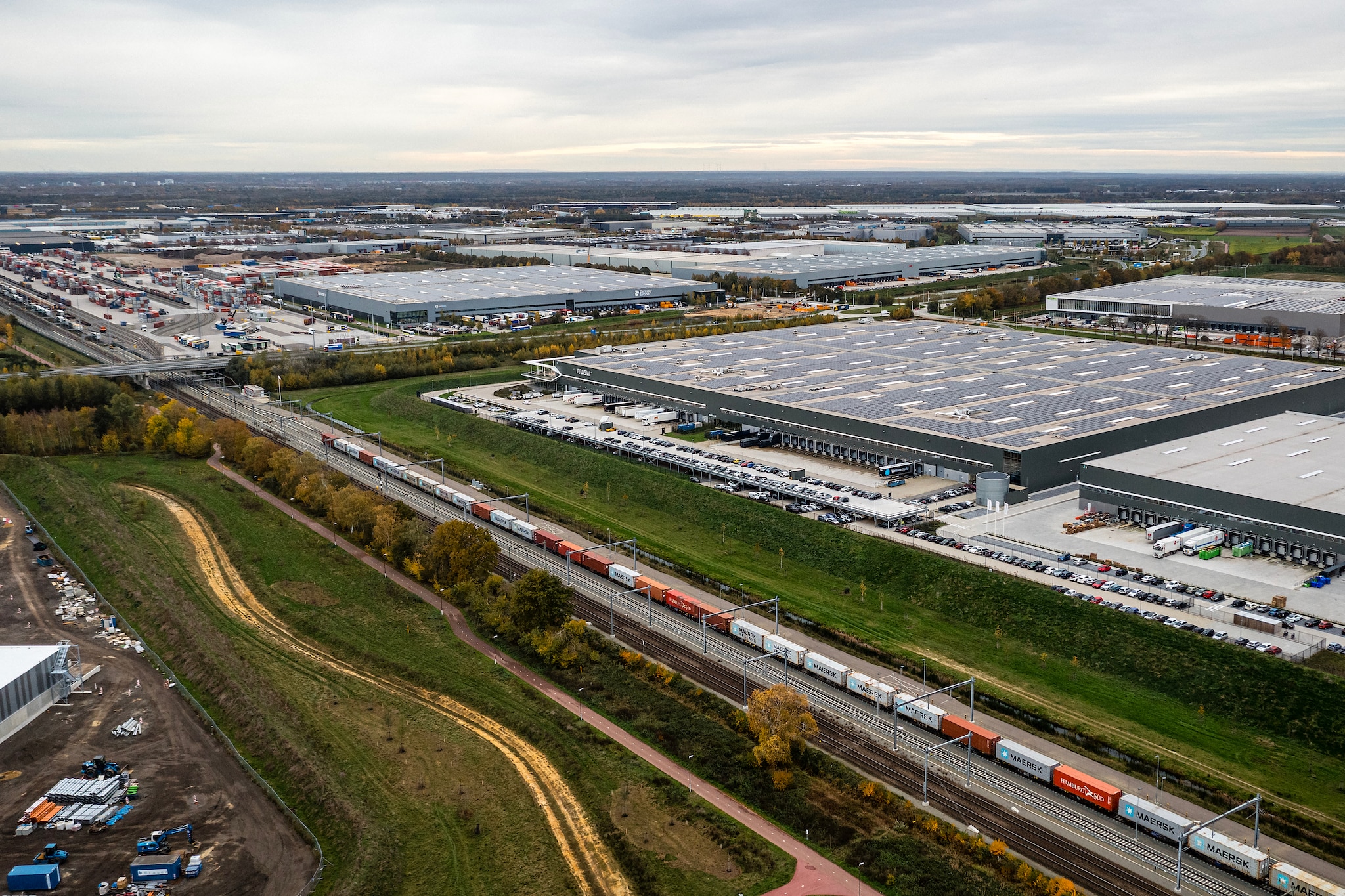 Een dronefoto van distributiecentra op een industrieterrein in Venlo. Een dronefoto van distributiecentra op een industrieterrein in Venlo. Foto: AD/Rob Engelaar.