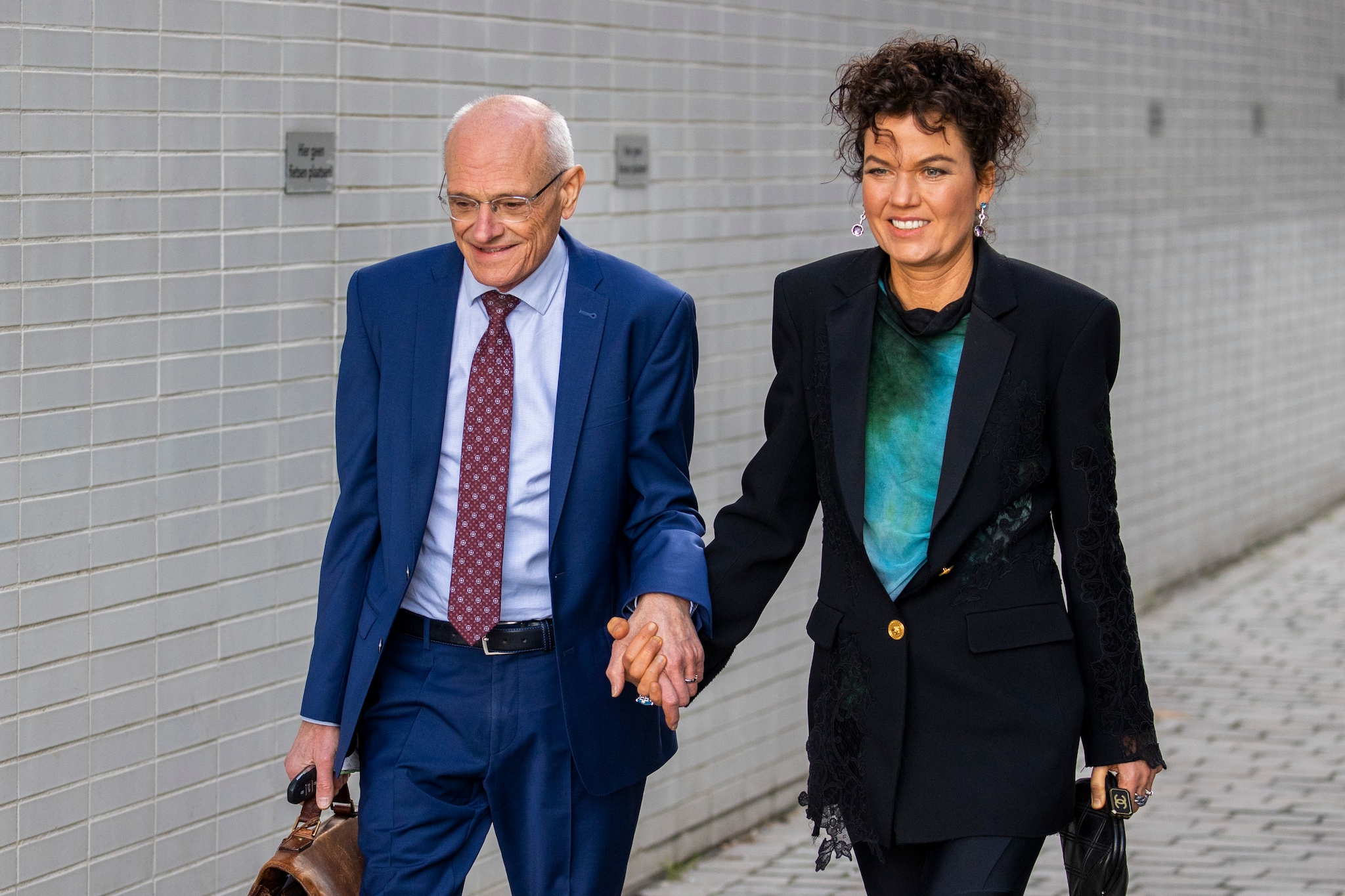 Ondernemer Gerard Sanderink arriveert in januari 2023 met echtgenote Rian van Rijbroek bij de Ondernemingskamer. Beeld: Vincent Jannink. Vincent Jannink. Ondernemer Gerard Sanderink arriveert in januari 2023 met echtgenote Rian van Rijbroek bij de Ondernemingskamer.