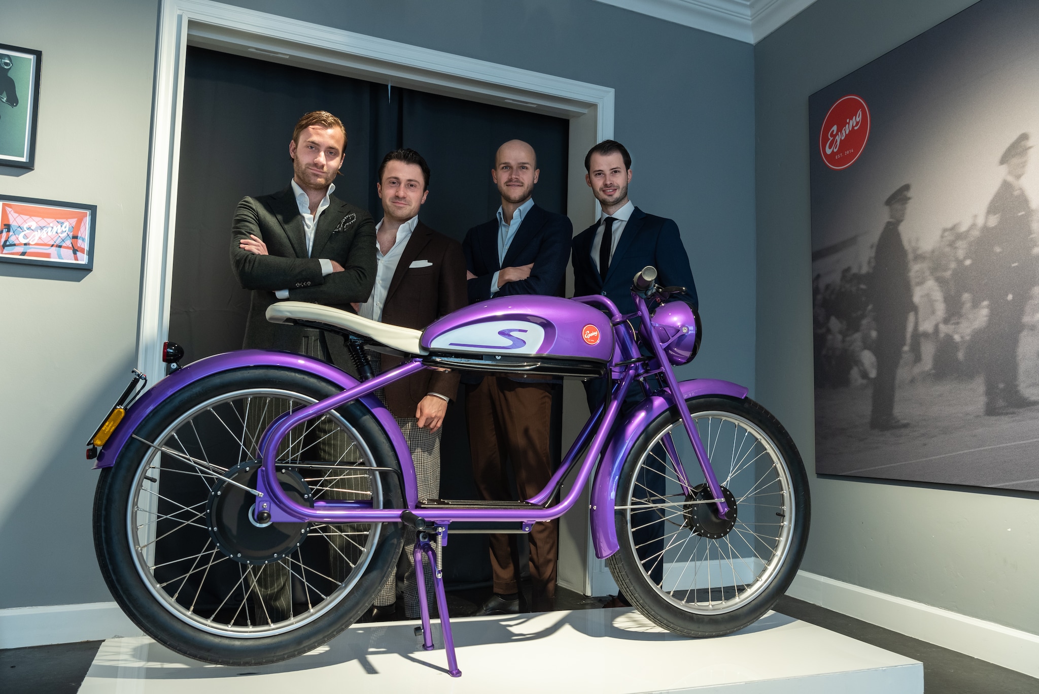 De jonge ondernemers van het failliete Eysing, die vanuit Vught hun retro-brommer groot wilden maken. Stijn Smit, Jasper Smit, Alain van Dijk en Rik Smits (v.l.n.r.). De jonge ondernemers van het failliete Eysing, die vanuit Vught hun retro-brommer groot wilden maken. Stijn Smit, Jasper Smit, Alain van Dijk en Rik Smits (v.l.n.r.).  Foto: Cees Wouda