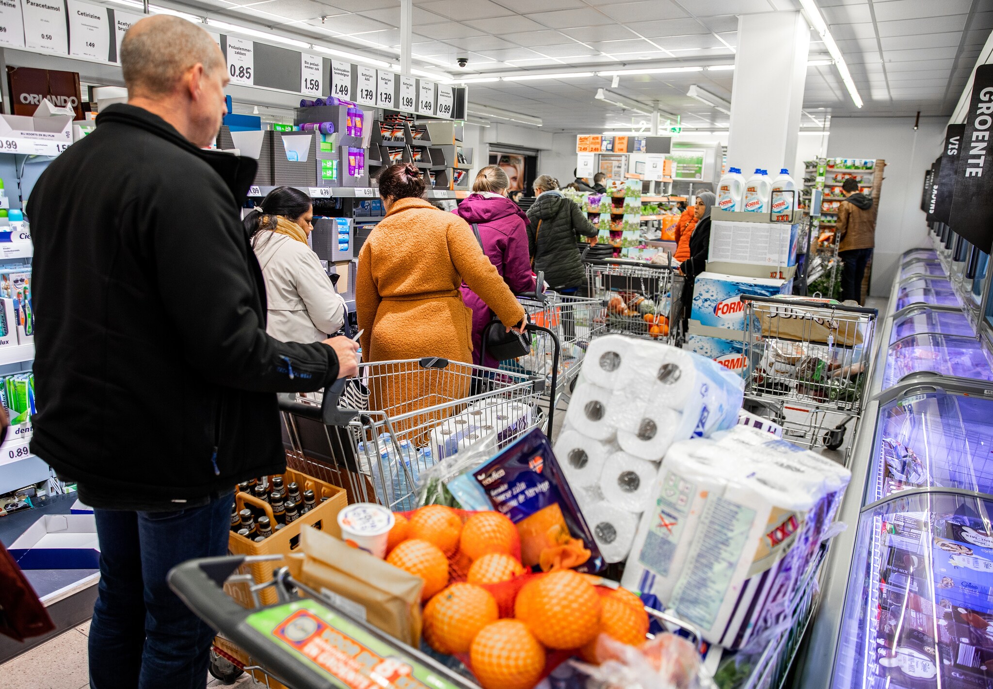 Klanten doen boodschappen bij de Lidl. ANP