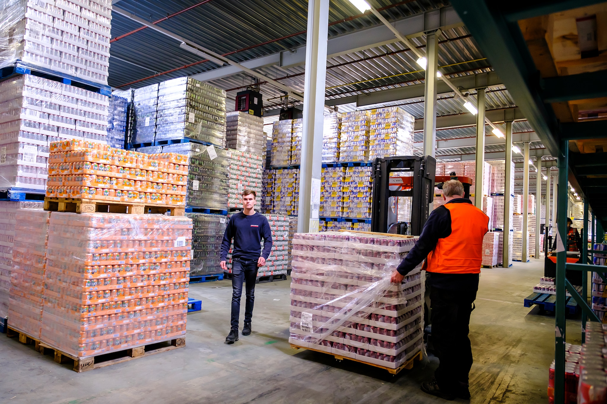 Inkijk in het pakhuis van Die Grenze, toen de blikjes arriveerden vorig jaar april. Anjo de Haan