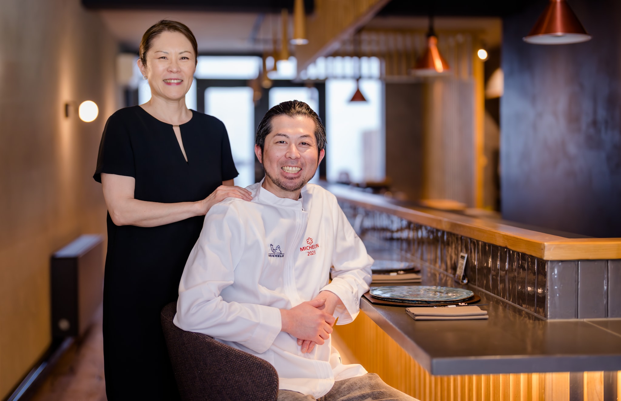 Chef-kok Hiroaki Yamamoto en gastvrouw Yuko in betere tijden. Ze verkopen hun restaurant Yama aan de Eendrachtsweg, ondanks een recente Michelinster. Chef-kok Hiroaki Yamamoto en gastvrouw Yuko in betere tijden. Ze verkopen hun restaurant Yama, ondanks een recente Michelinster. Foto: Marco De Swart