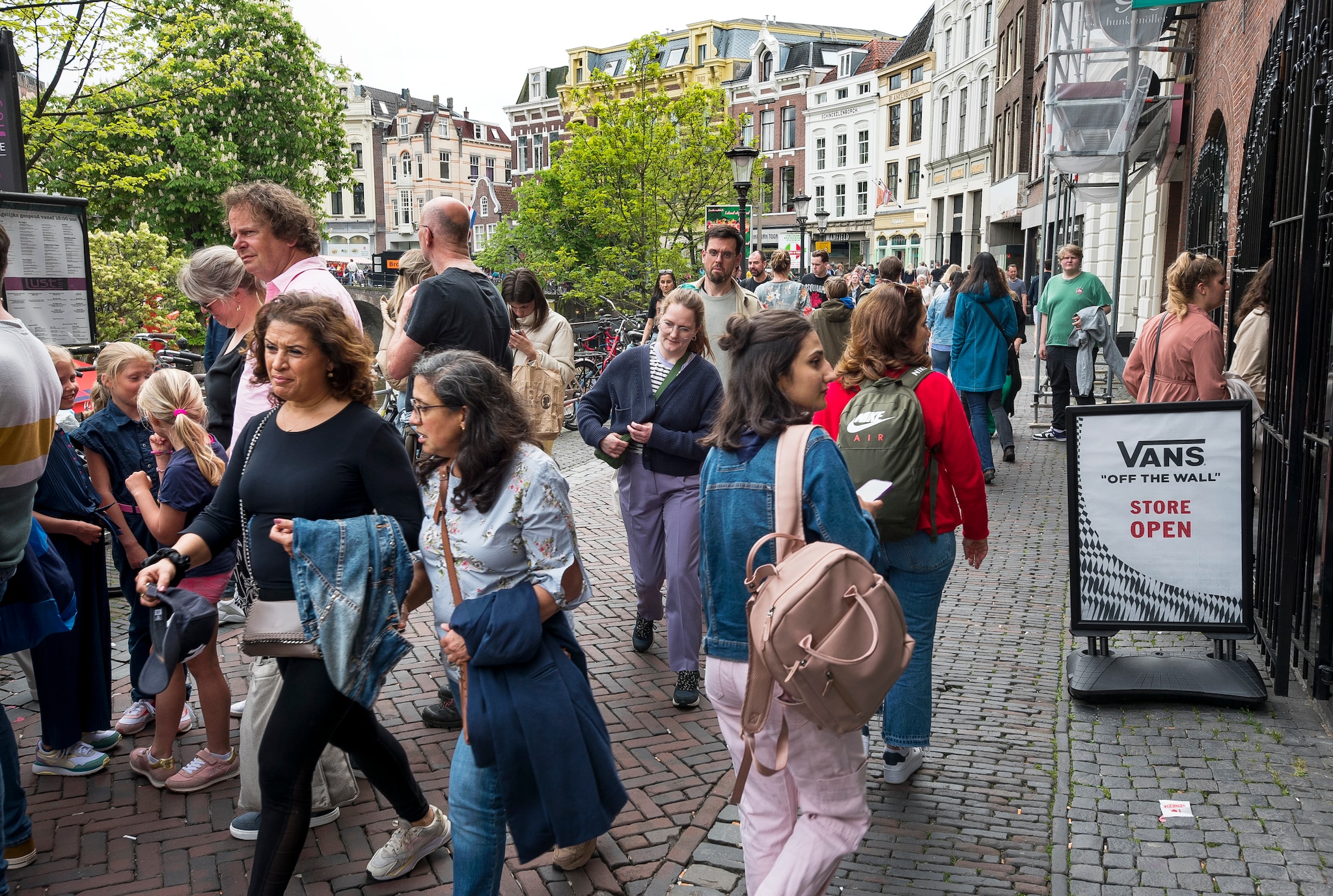 Drukte tijdens koopzondag op de Oudegracht in het centrum van Utrecht. Marnix Schmidt