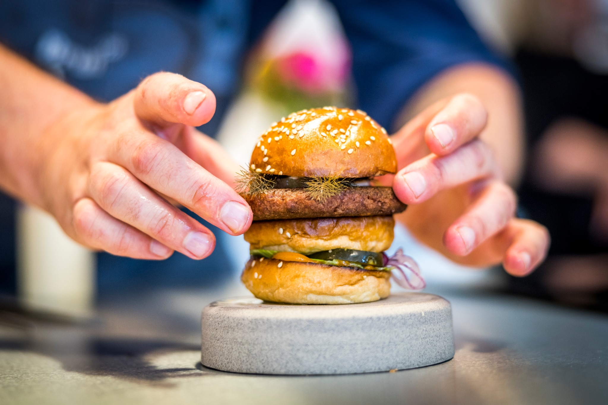 Een broodje hamburger, op basis van kweekvlees. Foto: Marcel van Hoorn | Een broodje hamburger, op basis van kweekvlees.