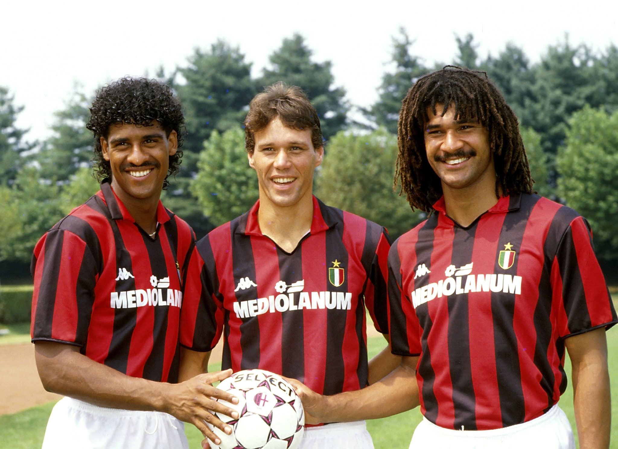 Het legendarische trio van AC Milan in 1988, met links Frank Rijkaard, in het midden Marco Van Basten en rechts Ruud Gullit. Getty Images