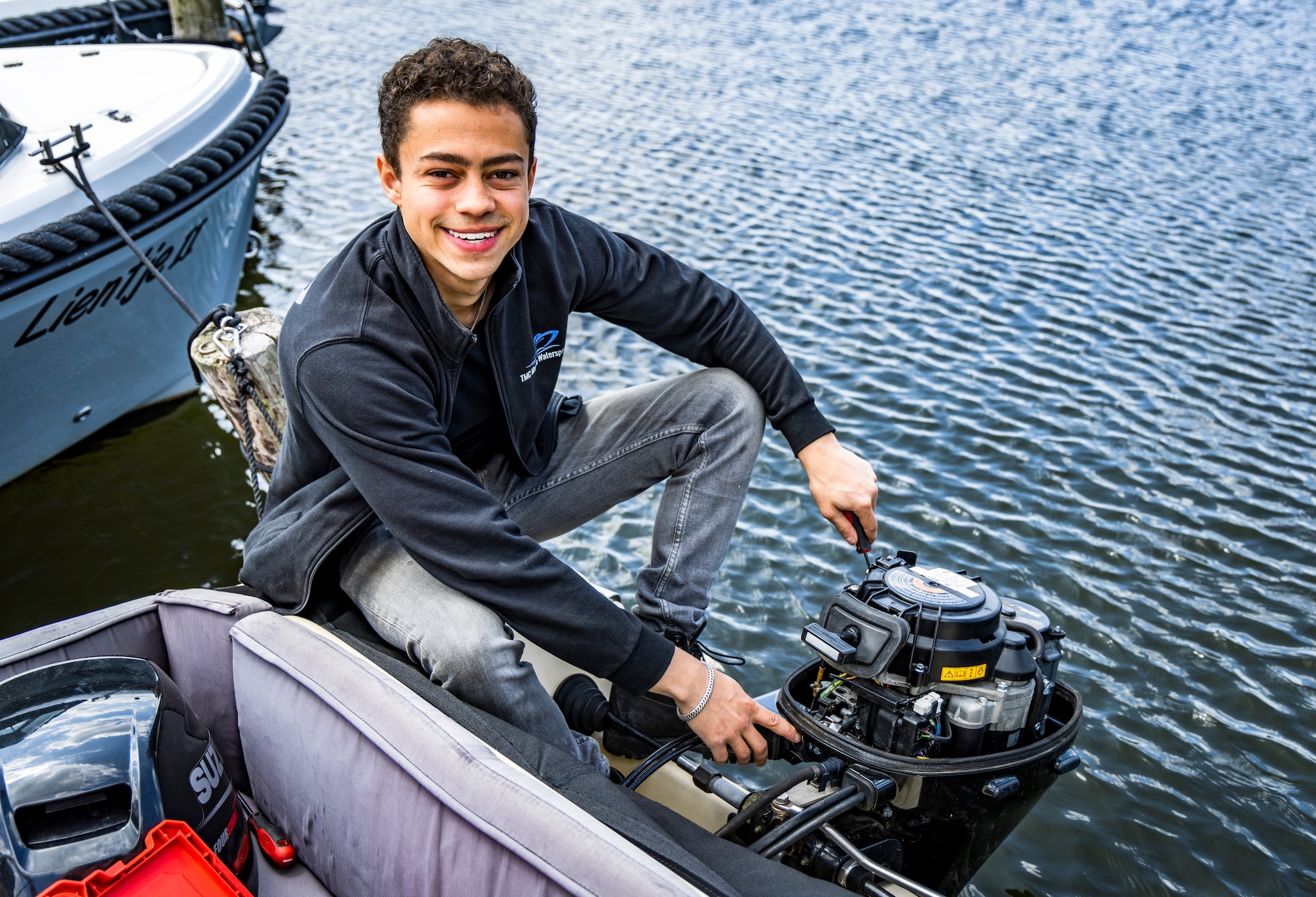 Archiefbeeld van Tyhrone toen hij startte met zijn mobiele pechservice op het water van de Binnenmaas.  Archiefbeeld van Tyhrone toen hij startte met zijn mobiele pechservice op het water. Foto: Jeffrey Groeneweg