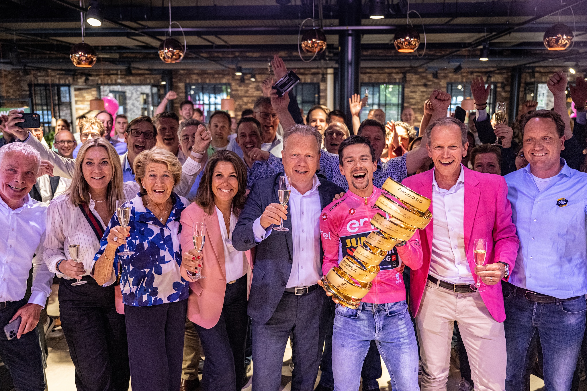 De familie in betere tijden, hier in 2023 met Primoz Roglic, de winnaar van de Giro d'Italia. In het midden Ton van Veen, de nieuwe topman. Koen Verheijden