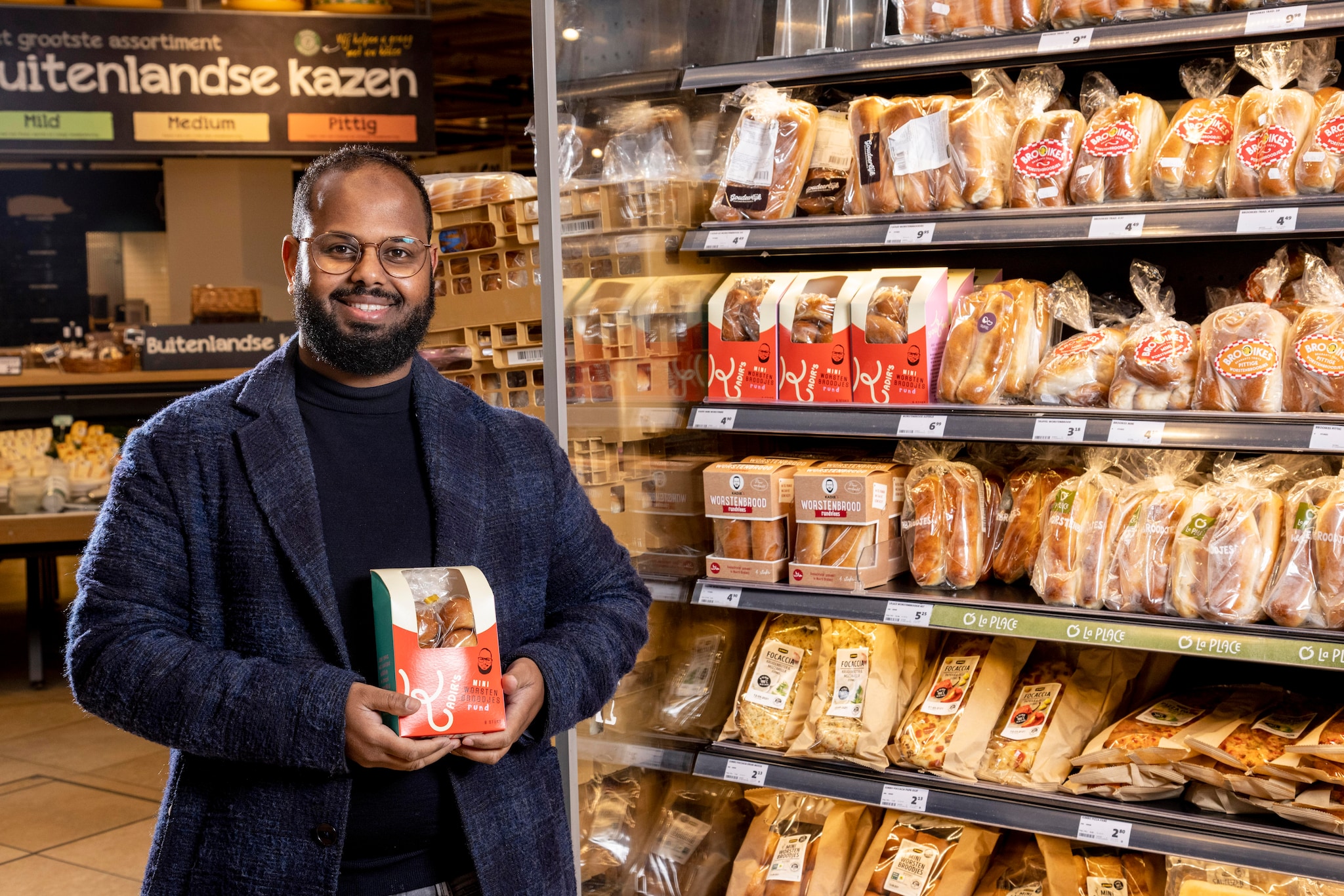 Kadir Ahmed met een aantal van zijn producten. Kadir Ahmed met een aantal van zijn producten. Foto: AD/Studio 38c-Remco Lassche.
