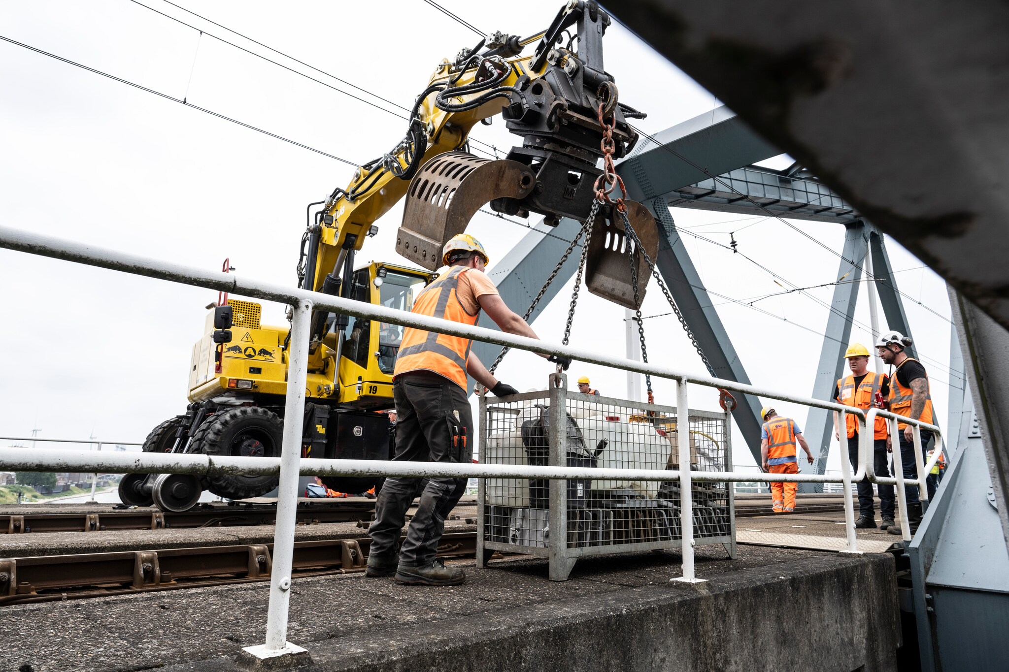 Medewerkers van ASSET Rail aan het werk op het spoor bij Nijmegen. Paul Rapp
