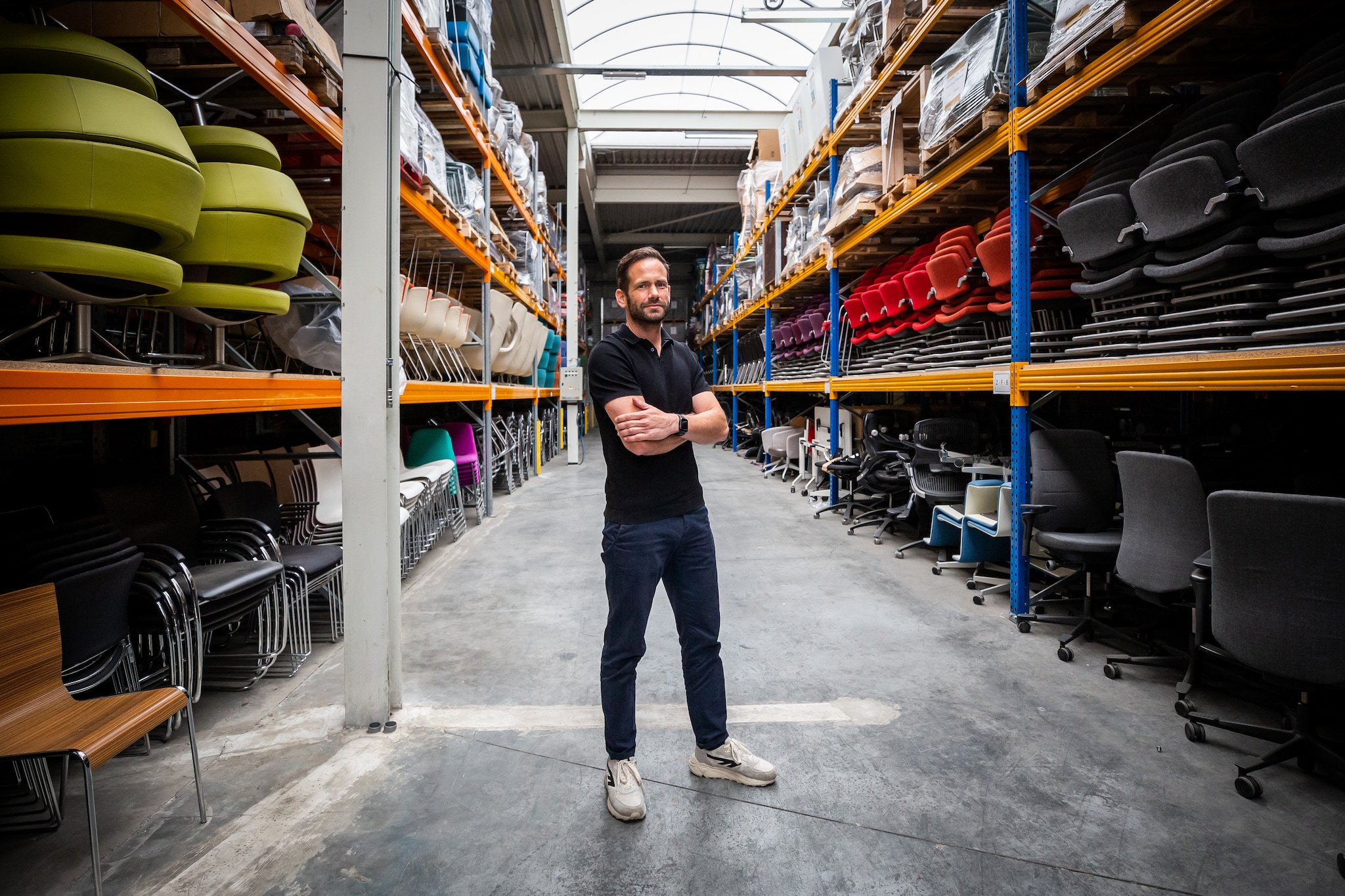 Workbrands, tweedehands kantoormeubels, koopt in en levert aan alle grote, bekende bedrijven in Nederland. Davy Peters bij de opslag van Workbrands. Charlotte Verhagen / DCI Media