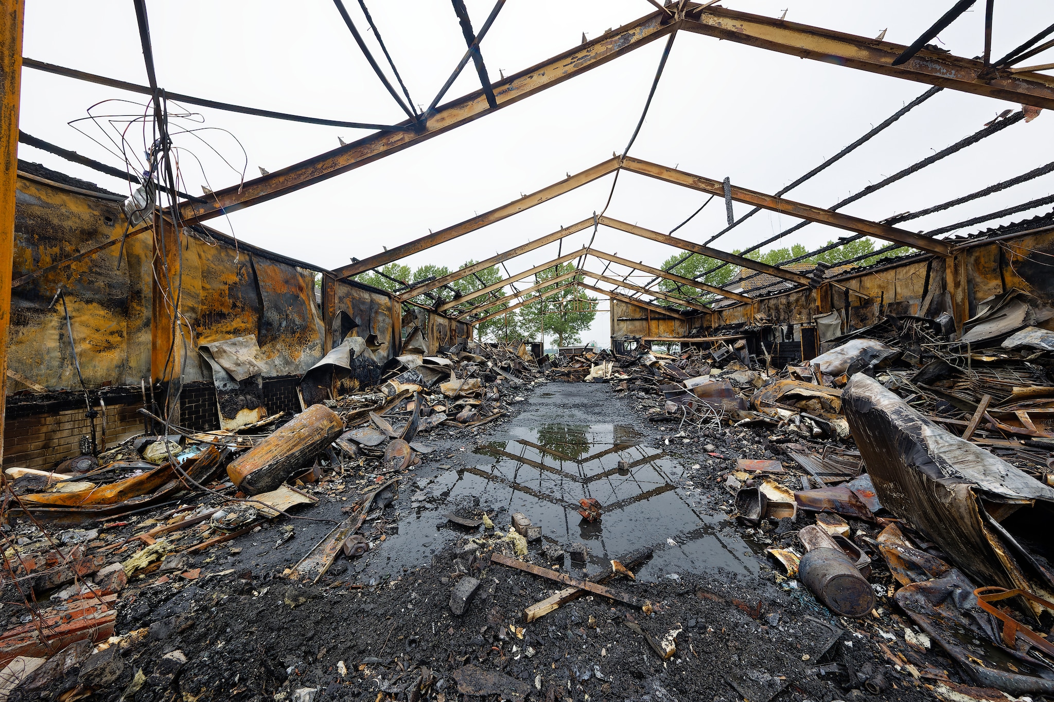 De restanten van de loods een dag na de brand. jan zandee