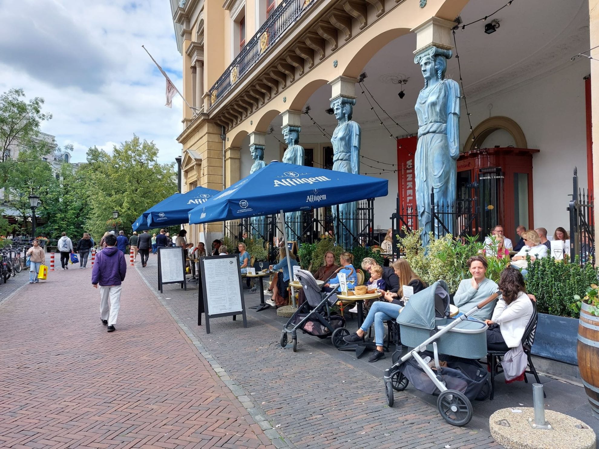 Terras aan de voorzijde van de Winkel van Sinkel. Terras aan de voorzijde van de Winkel van Sinkel. Foto: indebuurt/AD.