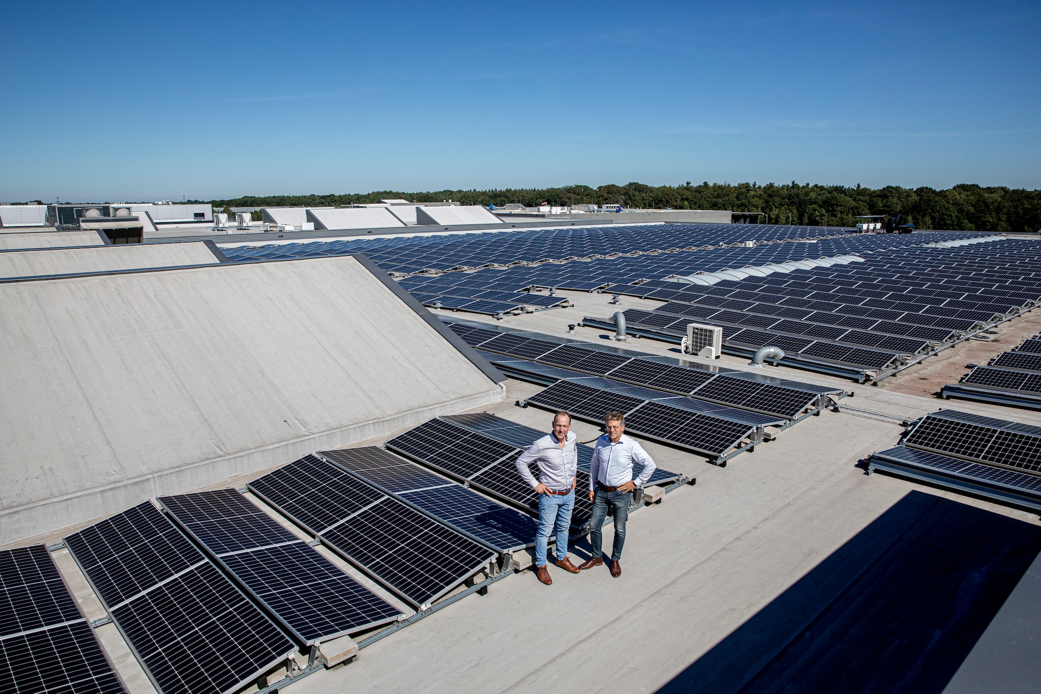 Marco Van Geel (links) eigenaar van de VGI-Groep, op het dak van zijn bedrijf waar 2225 zonnepanelen liggen. Rechts André Simonse van Firan, een bedrijf dat is gespecialiseerd in energievraagstukken. Juan Vrijdag/DCI Media
