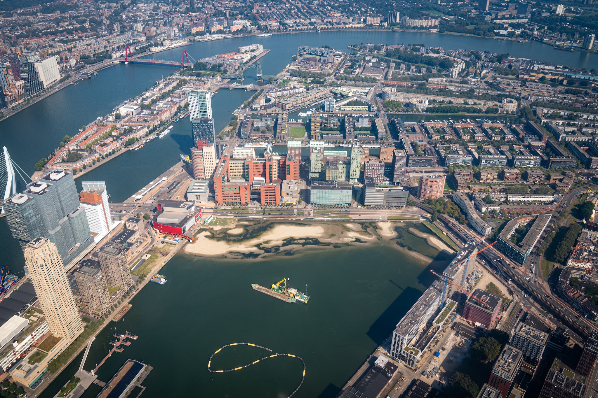 De Rotterdamse Rijnhaven wordt ondieper gemaakt met behulp van baggeraar Boskalis. MediaTV