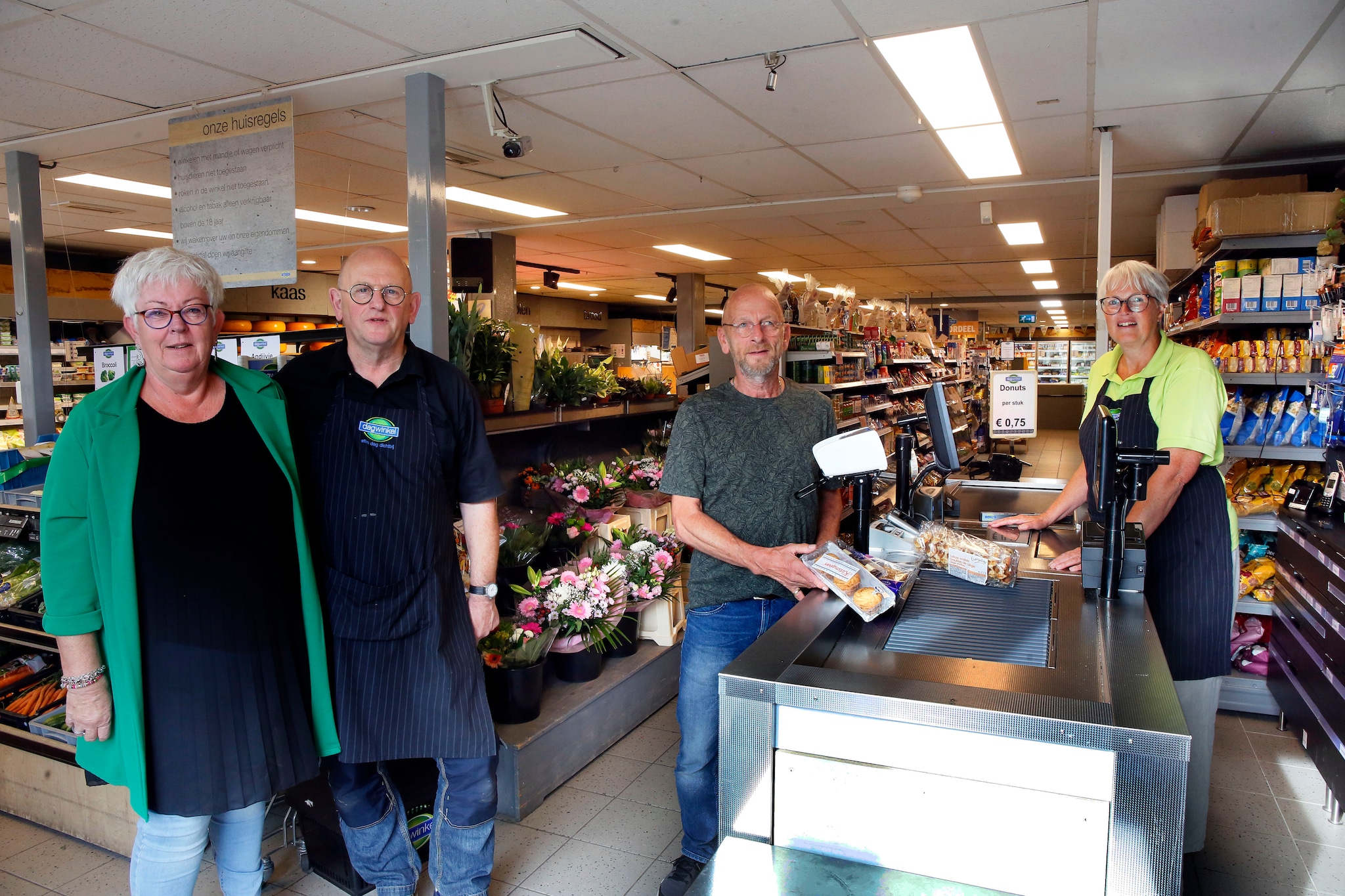 Ad en Tineke de Jong (links) blijven voorlopig boven de winkel wonen. De nieuwe eigenaar (niet op de foto) heeft straks de eerste optie om de bovenwoning over te nemen. Cor de Kock