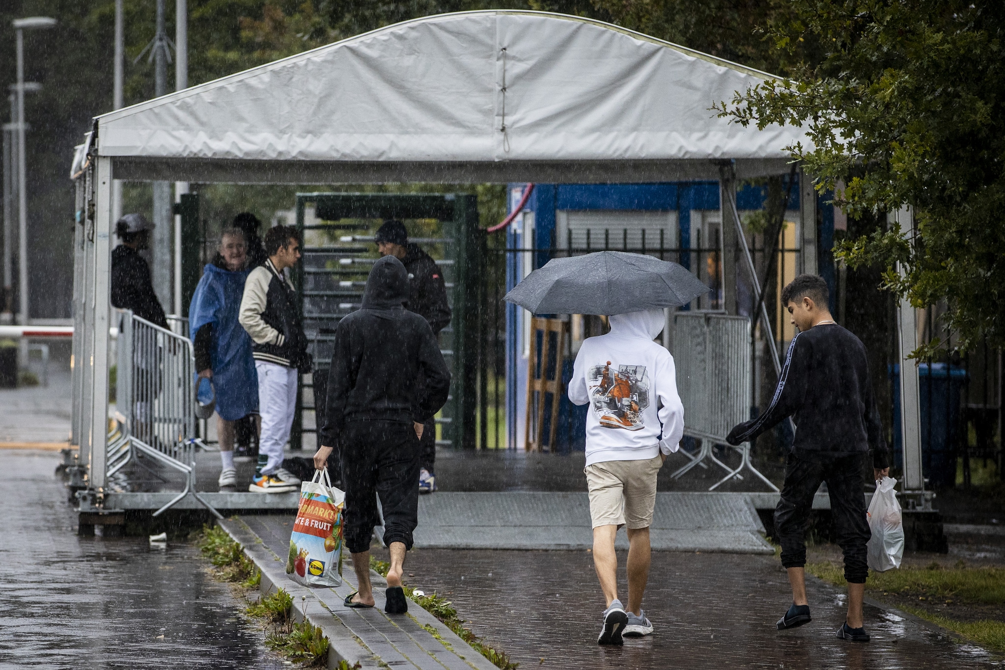 Asielzoekers bij het aanmeldcentrum in Ter Apel. Veel partijen snoeien weer in immigratiediensten als het COA en de IND. ANP /  ANP