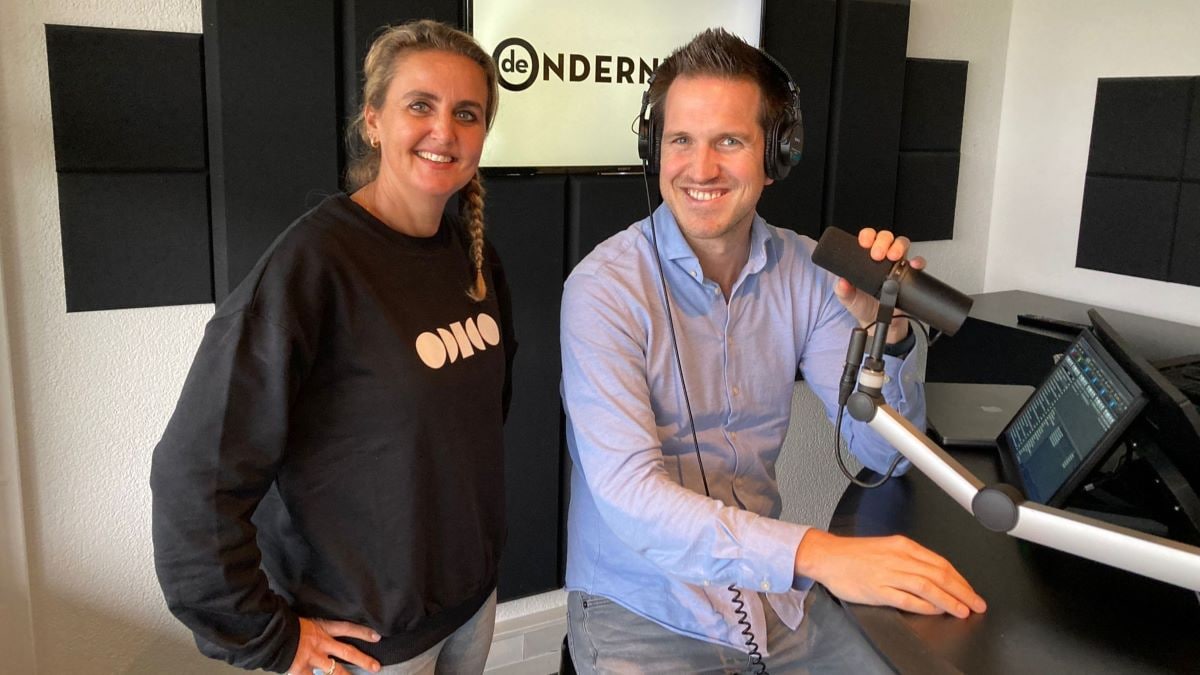 Tisha van Lammeren in de studio met presentator Thijs van Dijk.
