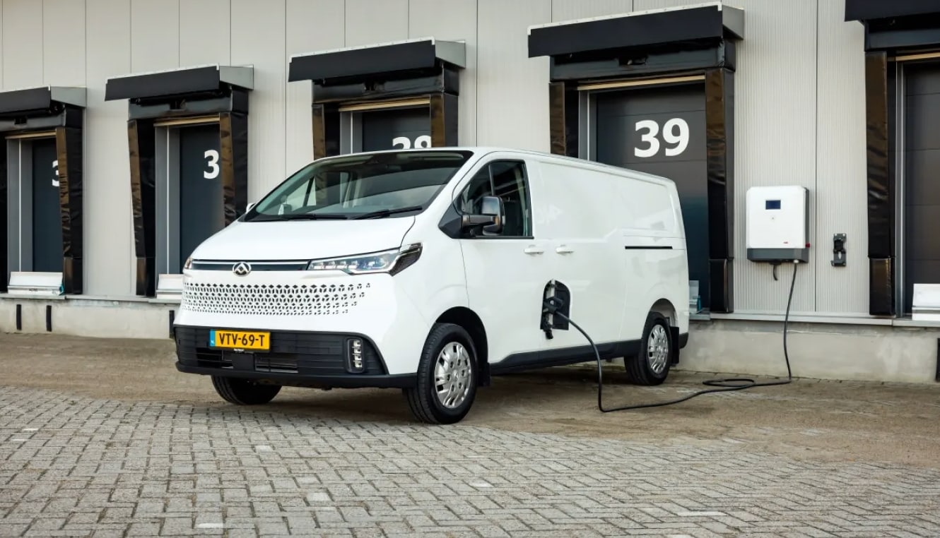 De vrij futuristisch ogende Maxus eDeliver7, een gloednieuwe bedrijfswagen voor in de binnenstad met een actieradius tot 540 kilometer en een scherpe vanaf prijs onder de 47.000 euro. Maxus Motors Nederland