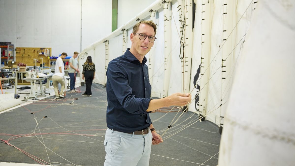 Walter Heuber van Kitepower bij een container die overal kan worden geplaatst: 'Binnen een dag ben je live met de stroomvoorziening. En heb je het over grootschalige batterijen, dan kun je die natuurlijk ook opladen met ons systeem.'