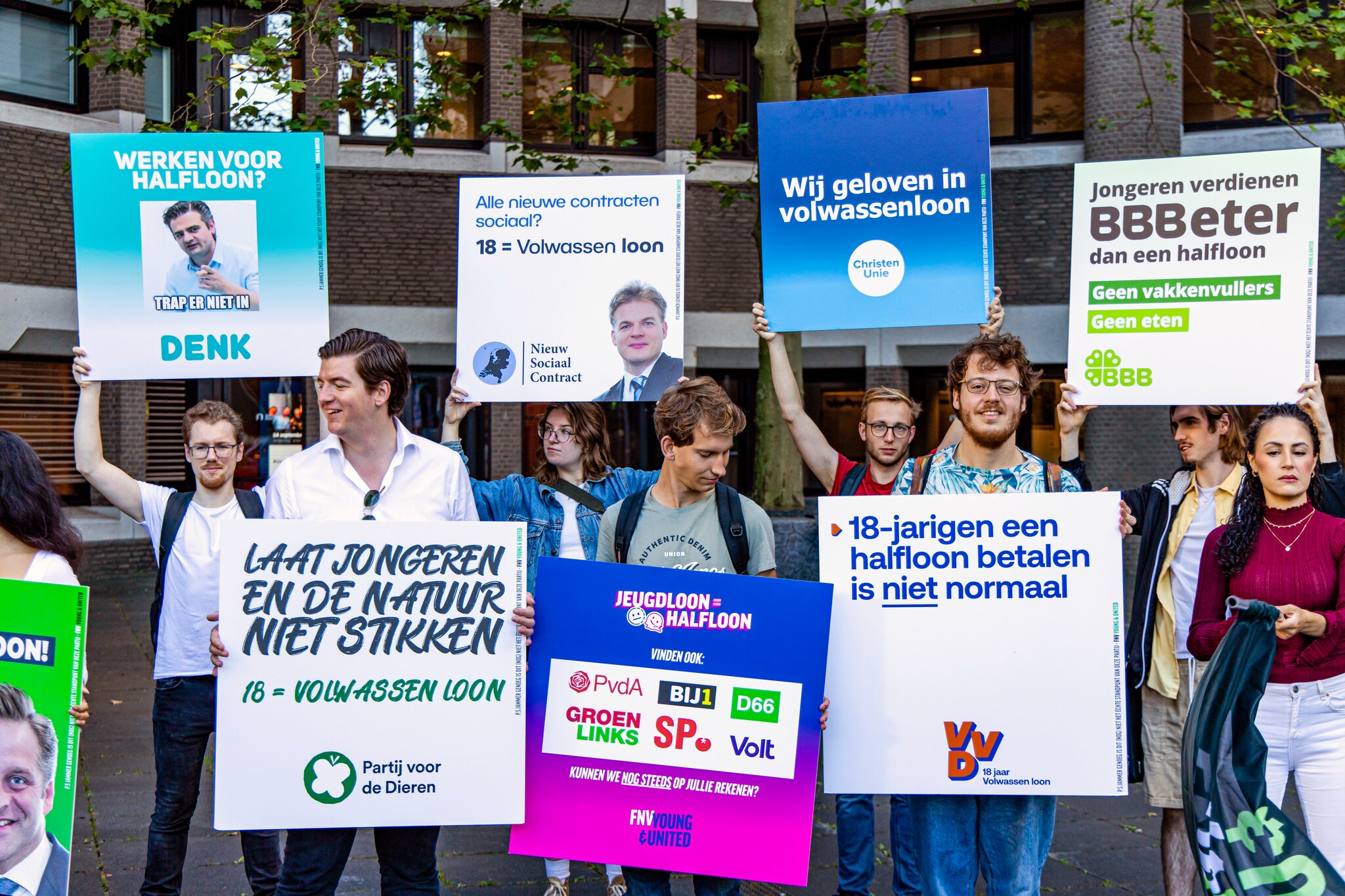 Jongeren protesteren samen met de FNV bij de Tweede Kamer tegen het systeem van het minimumjeugdloon. Ze willen dat iedereen vanaf 18 jaar in Nederland een volwassen loon krijgt. ANP / Sandra Uittenbogaart