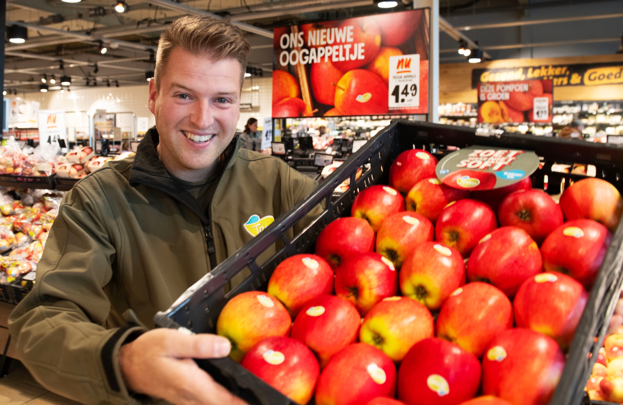 Mark Vernooij met het nieuwe appelras Tessa. William Hoogteyling